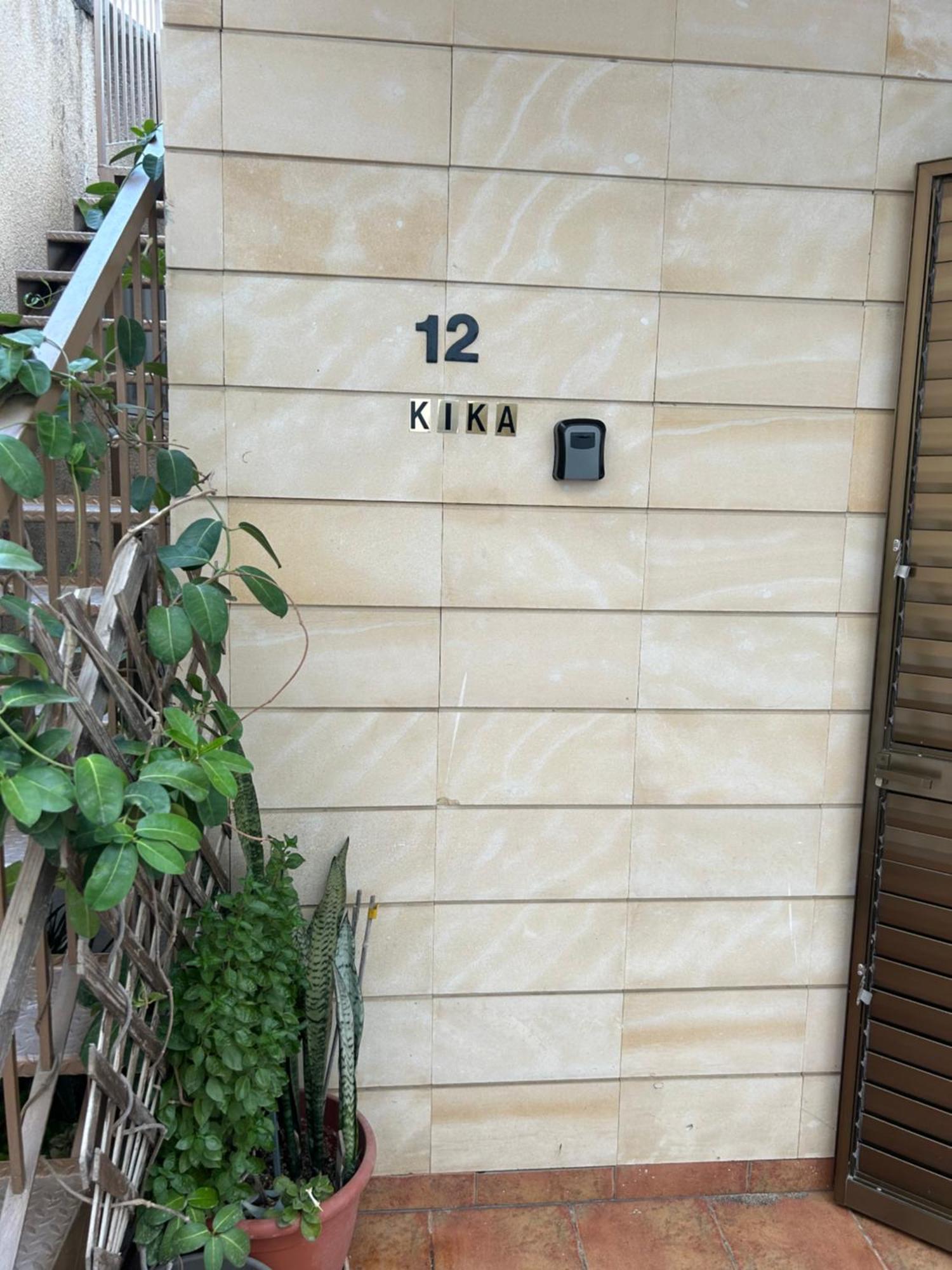 Nhà nghỉ Extremely Comfy With Spacious Private Terrace 10min Walk To The & In Town Larnaca