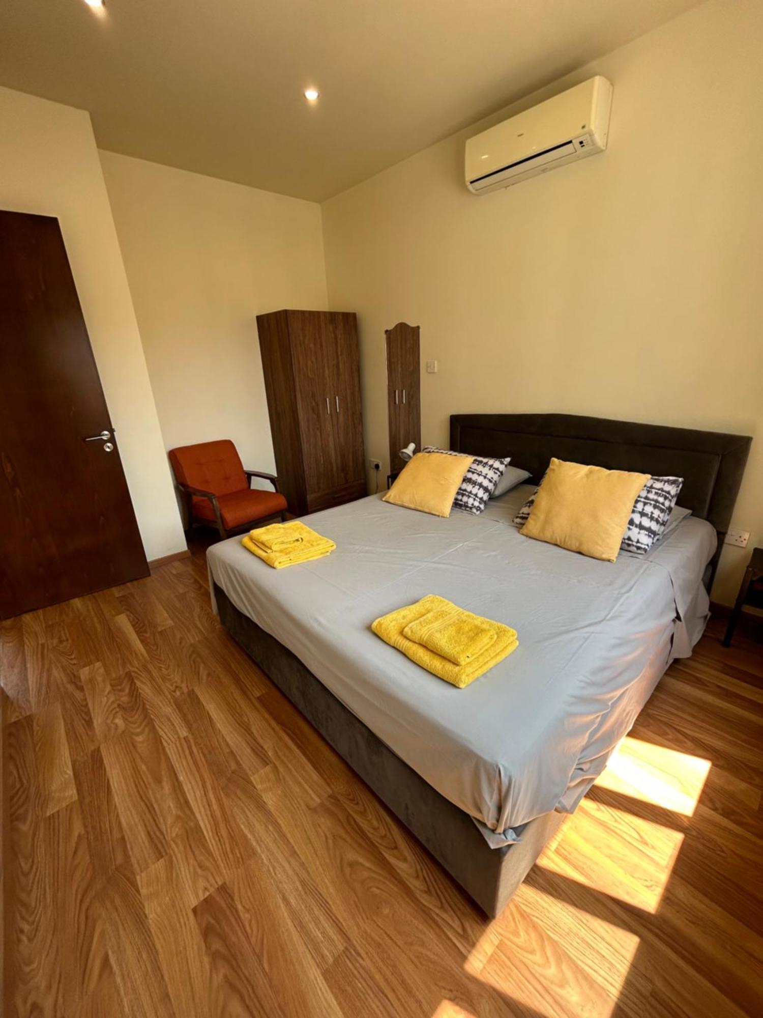 Nhà nghỉ Extremely Comfy With Spacious Private Terrace 10min Walk To The & In Town Larnaca