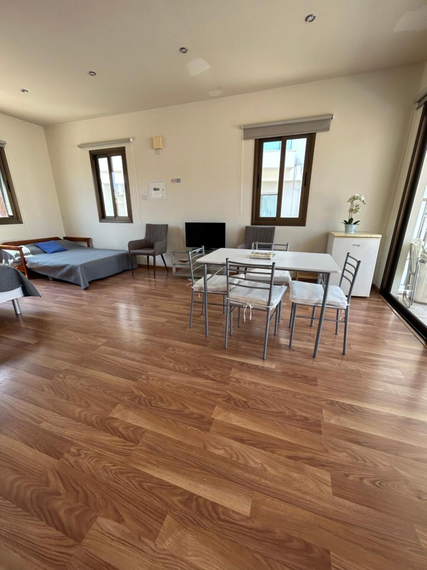 Extremely Comfy With Spacious Private Terrace 10min Walk To The & In Town Nhà nghỉ