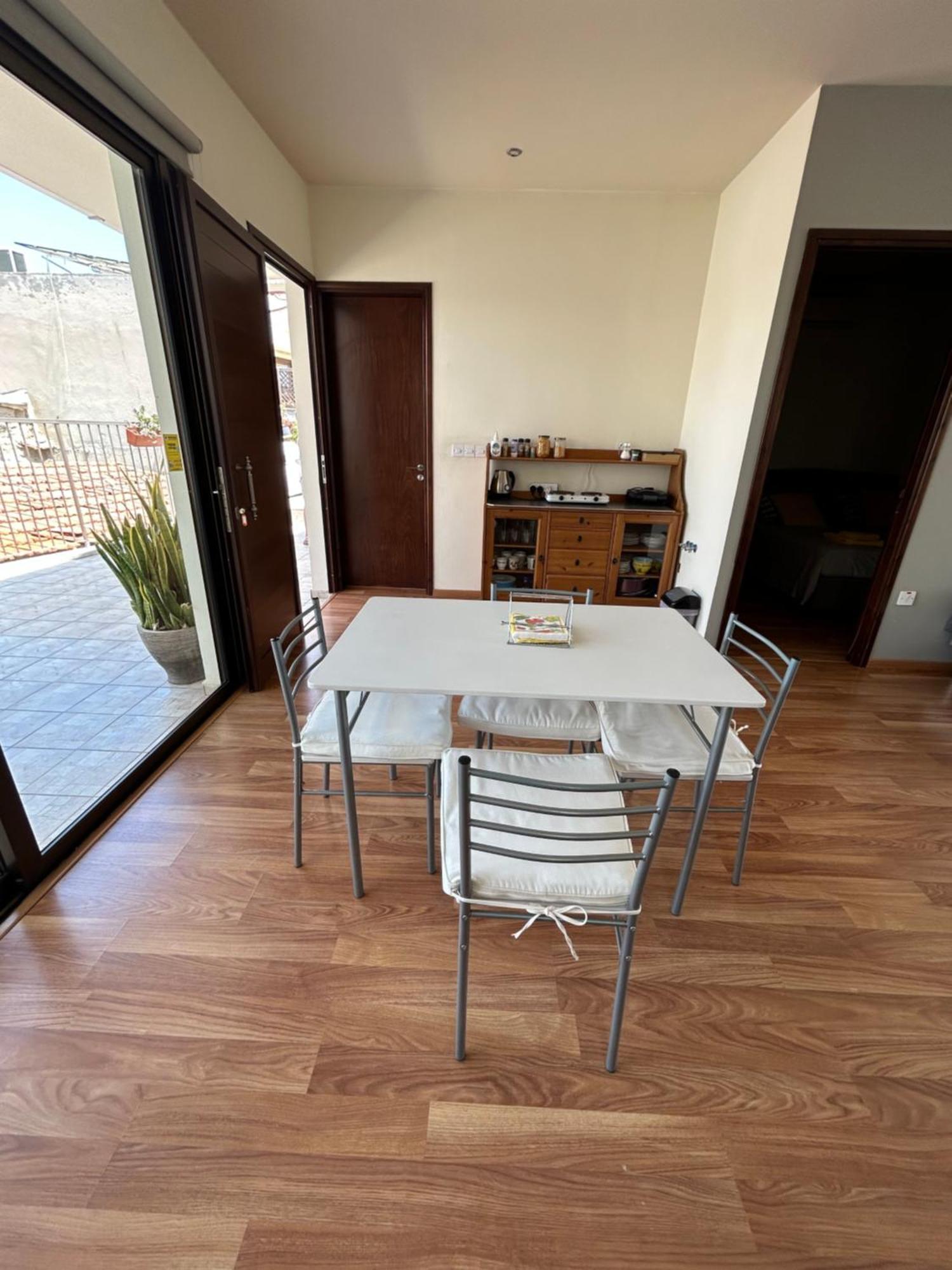Nhà nghỉ Extremely Comfy With Spacious Private Terrace 10min Walk To The & In Town Larnaca