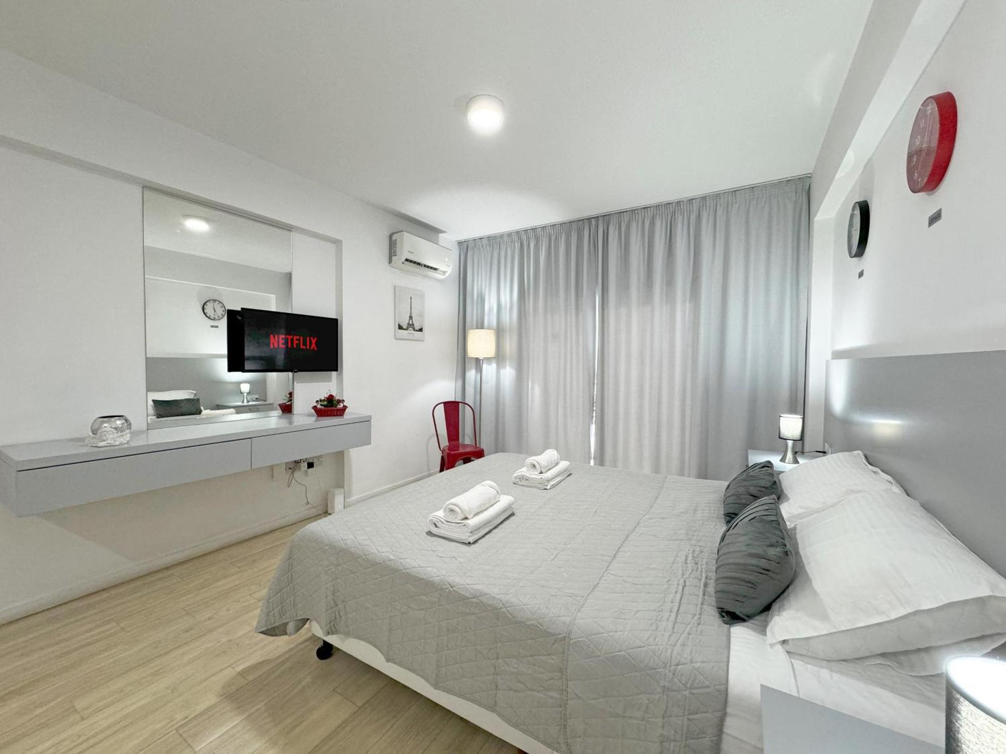 Palmbeach Finikoudes - 1min To Apartment Larnaca