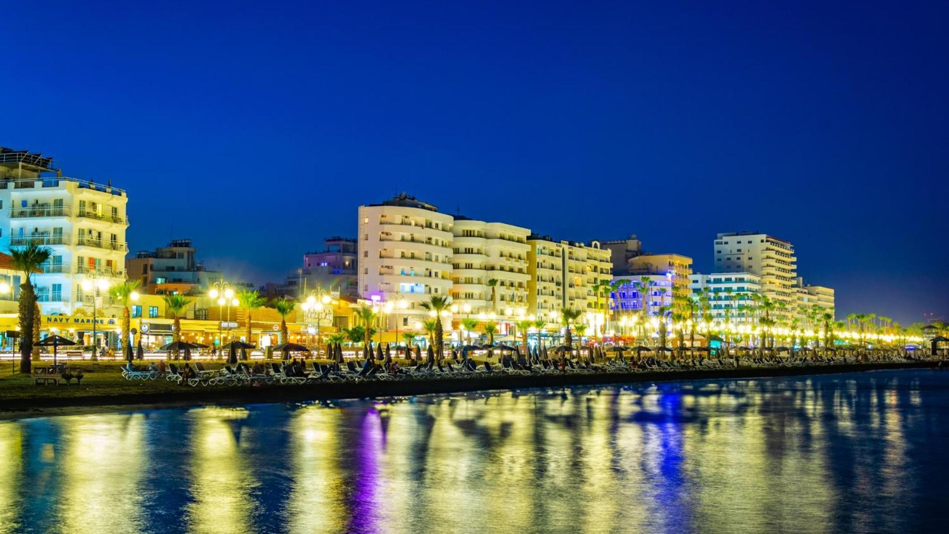Palmbeach Finikoudes - 1min To Apartment