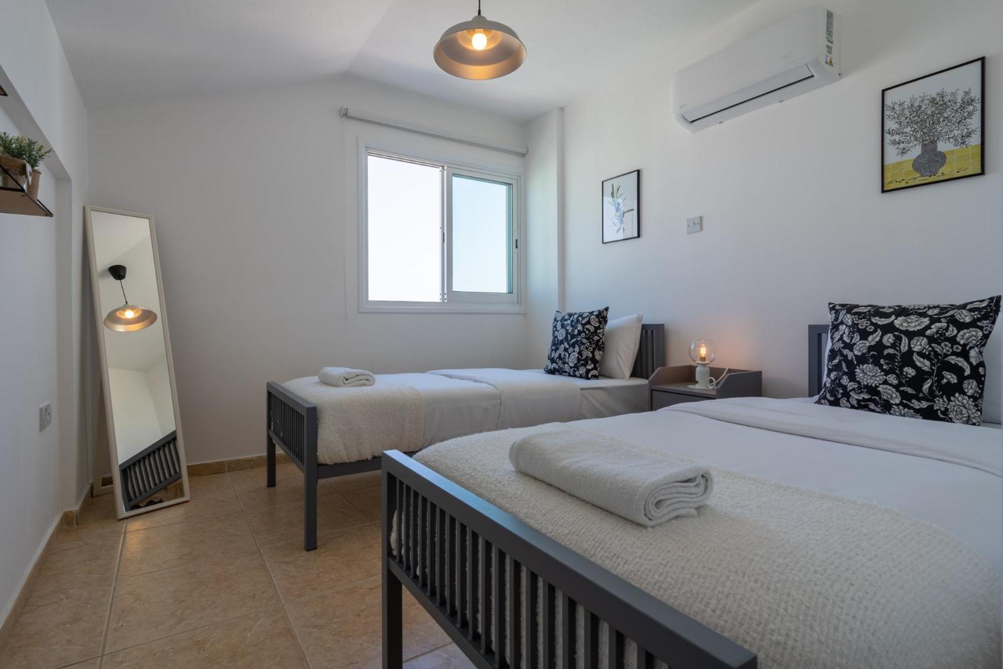 Apartment Chloris 3- Bedroom W/pool In Larnaca