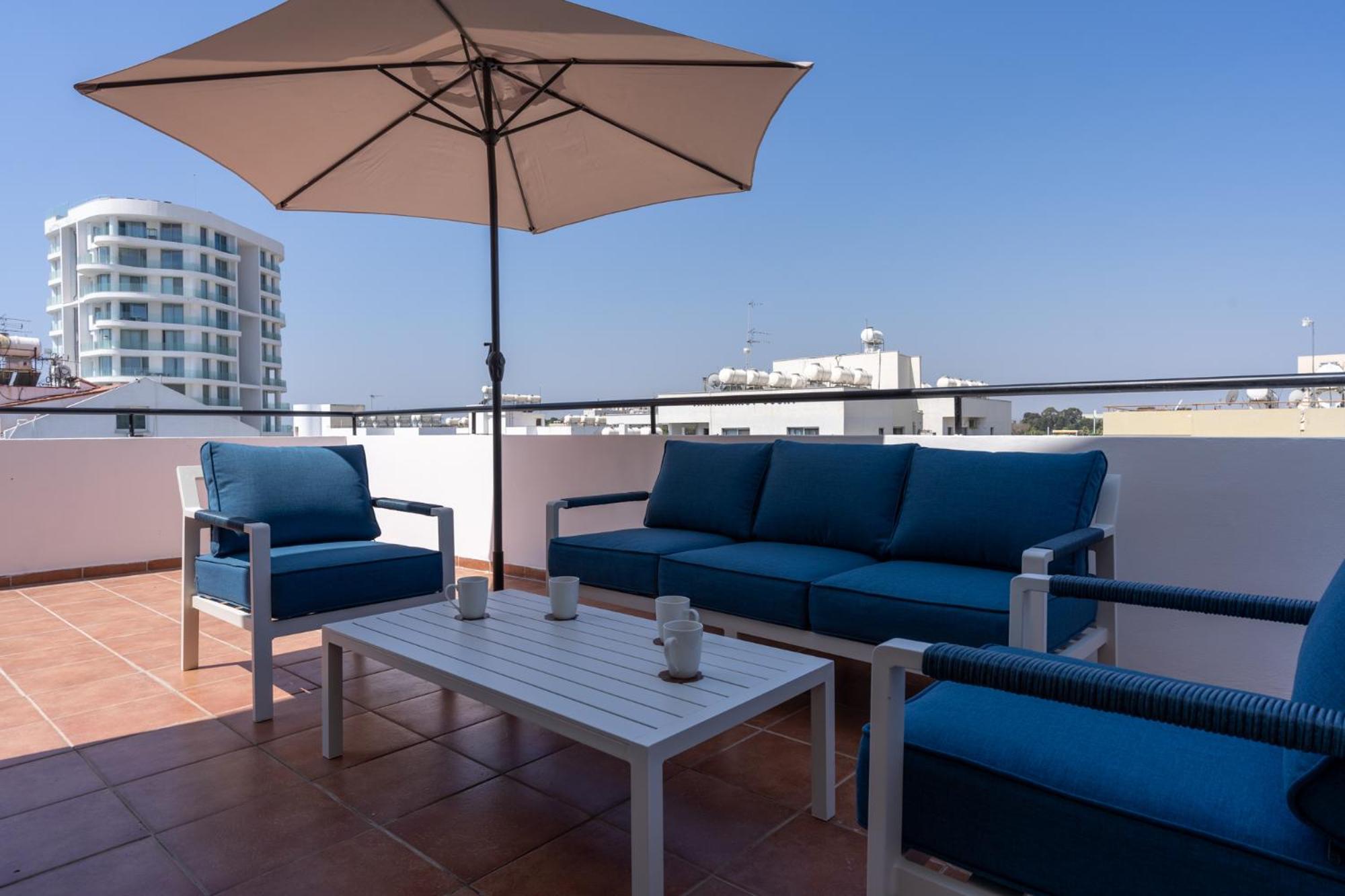 Apartment Chloris 3- Bedroom W/pool In Larnaca