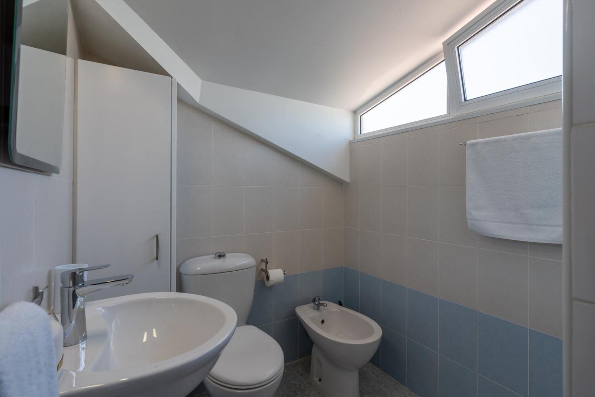 Apartment Chloris 3- Bedroom W/pool In Larnaca