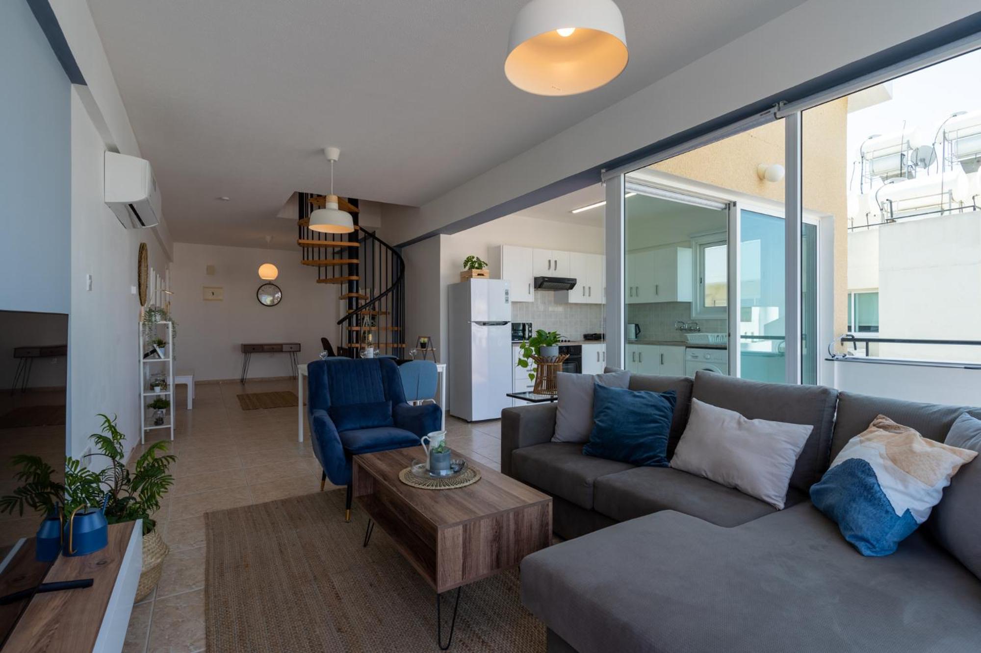 Apartment Chloris 3- Bedroom W/pool In Larnaca