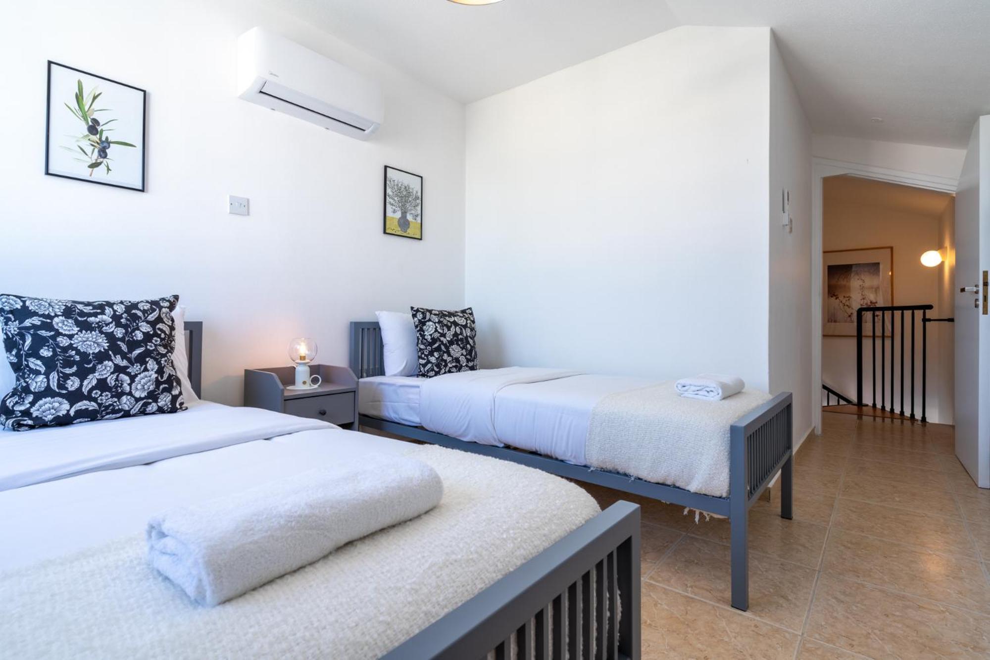 Chloris 3- Bedroom W/pool In Larnaca