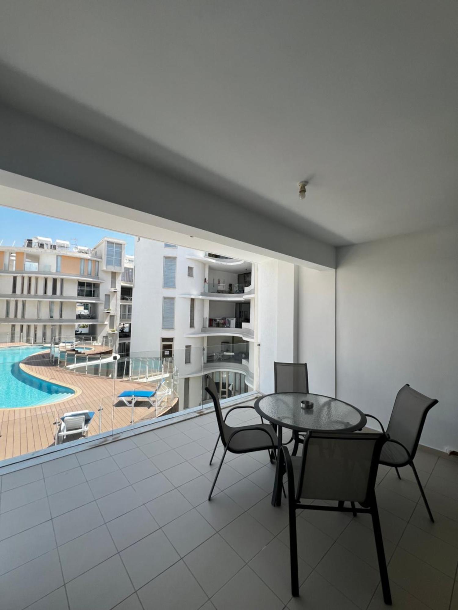 Pool View Flat In Centre *