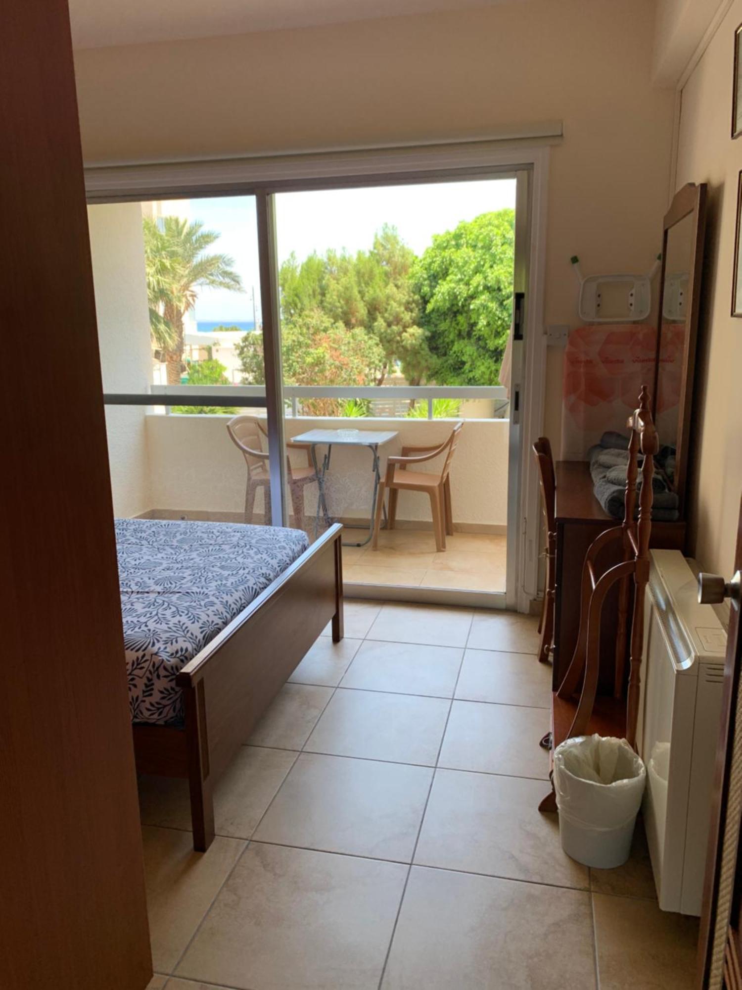 Piale Palms Makenzie Front Apartment, Larnaca