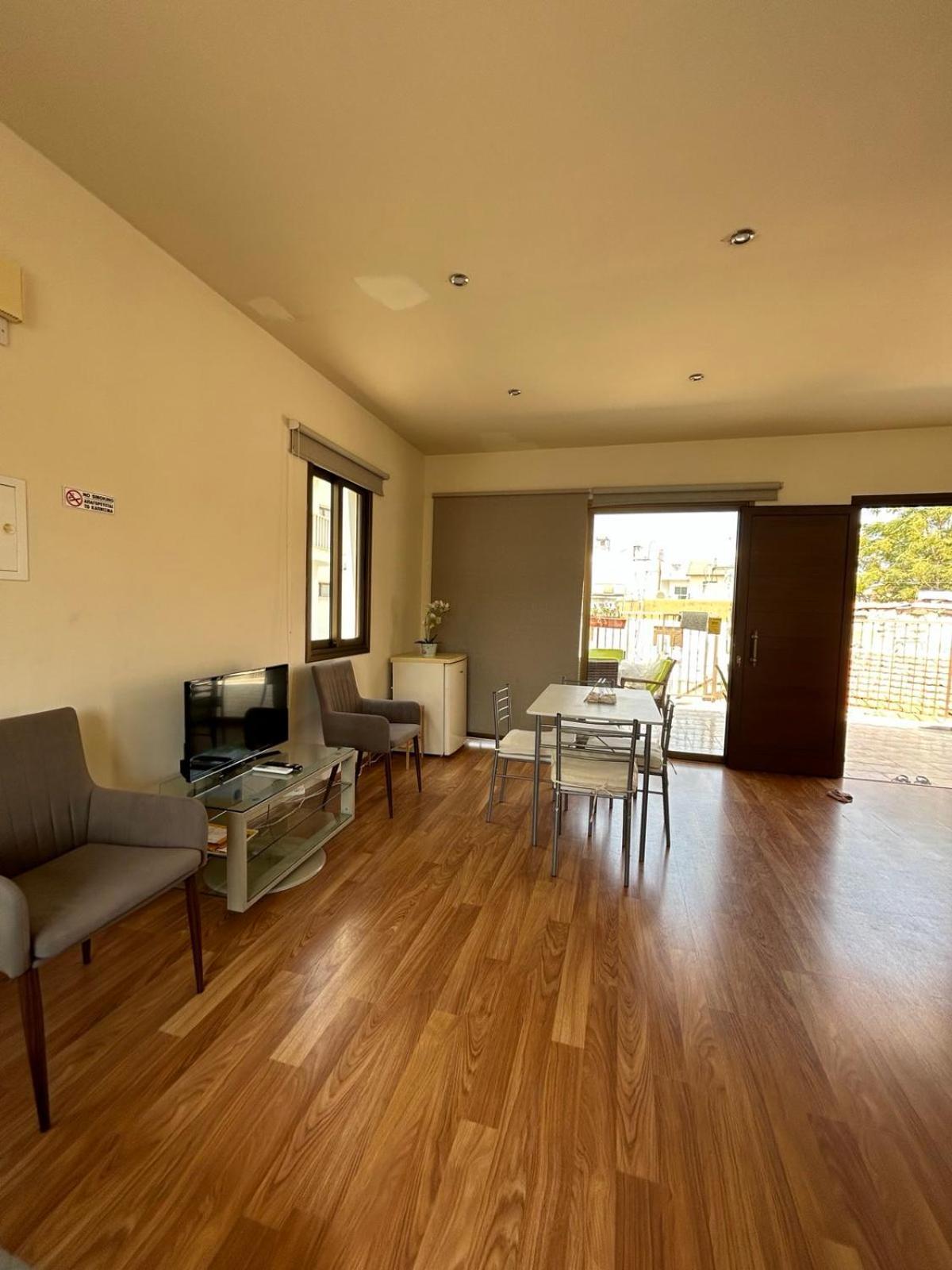 Nhà nghỉ Extremely Comfy With Spacious Private Terrace 10min Walk To The & In Town Larnaca