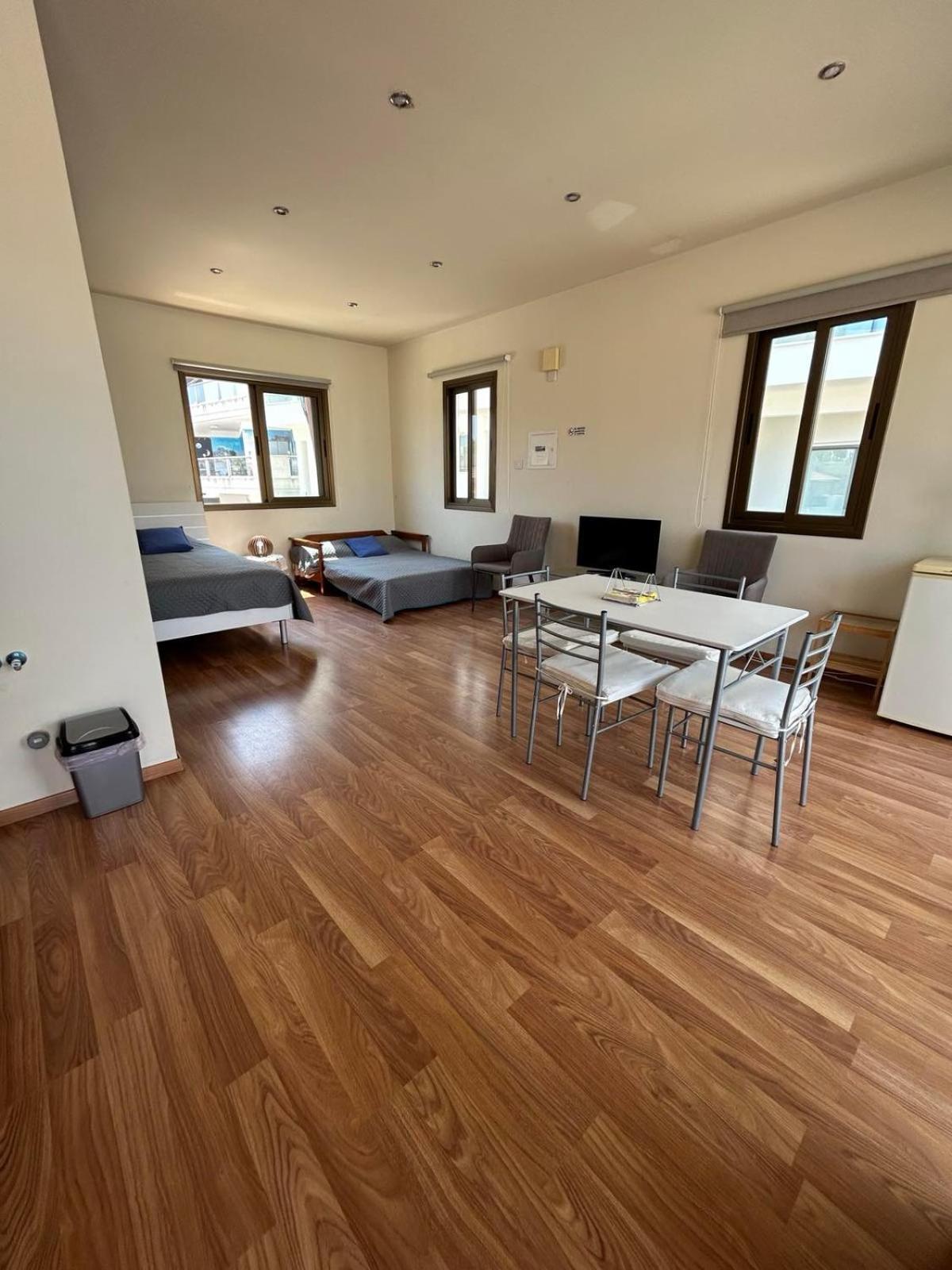 Extremely Comfy With Spacious Private Terrace 10min Walk To The & In Town Nhà nghỉ Larnaca