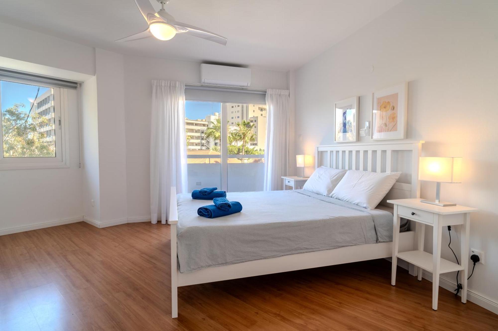 Finikoudes 3 Bedroom Seaview Flat *