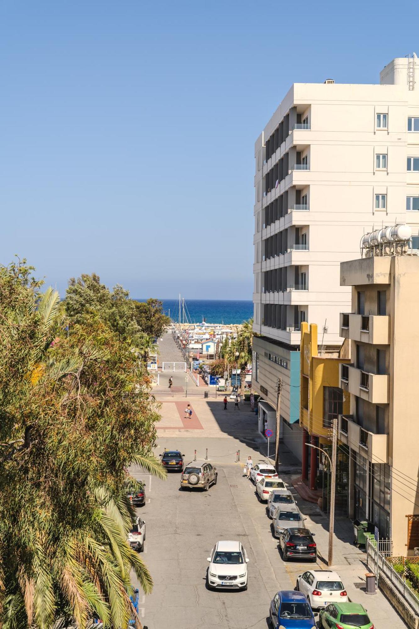 Finikoudes 3 Bedroom Seaview Flat Apartment *