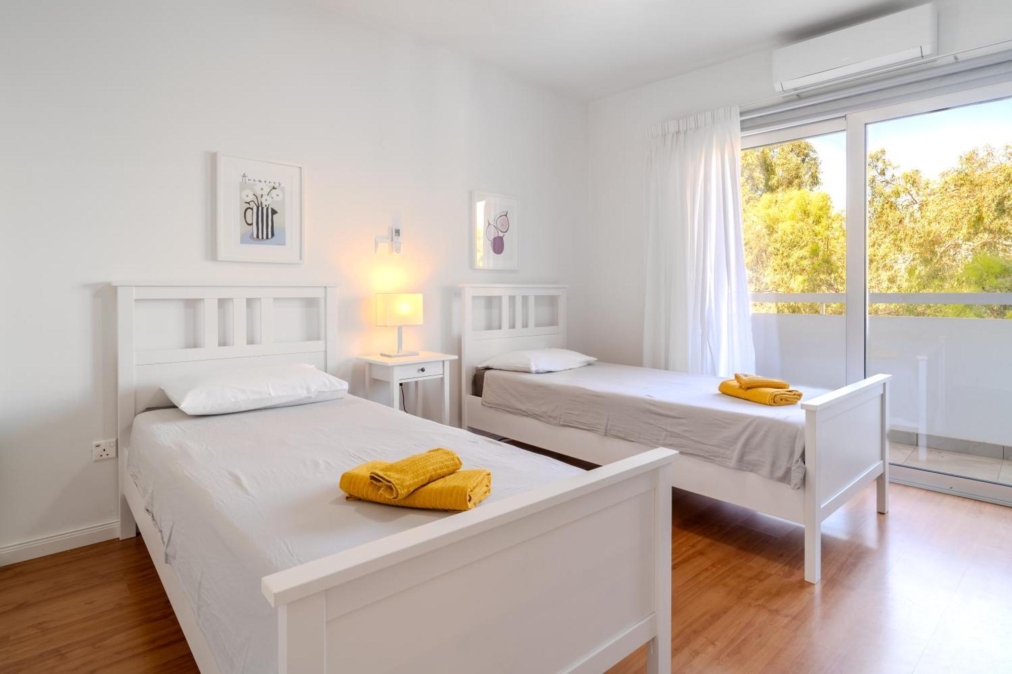 Finikoudes 3 Bedroom Seaview Flat *