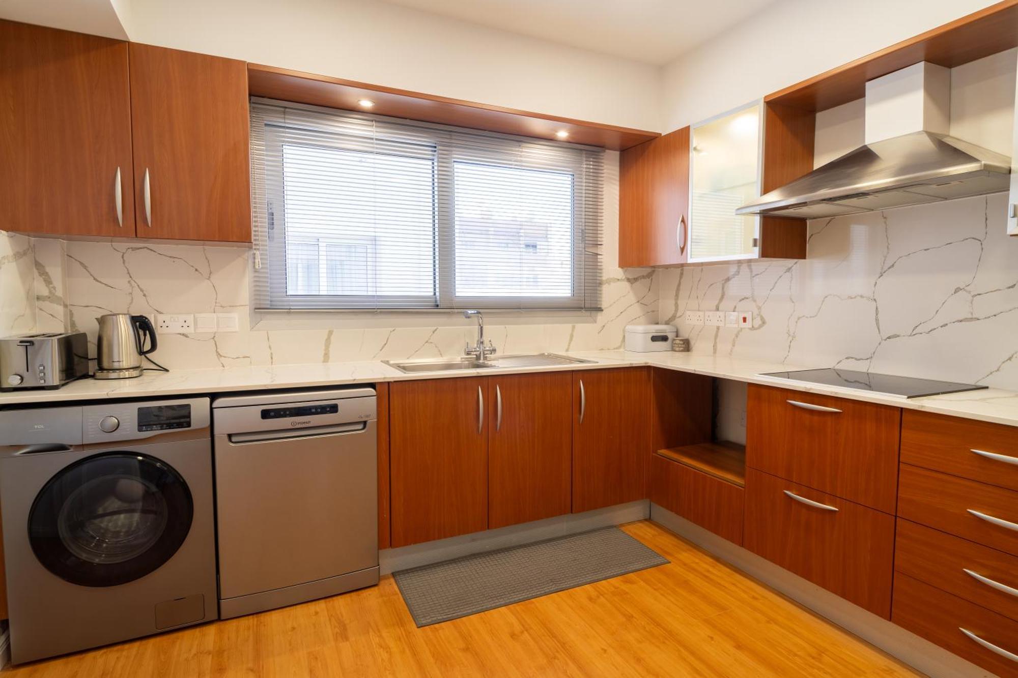 Finikoudes 3 Bedroom Seaview Flat * Larnaca