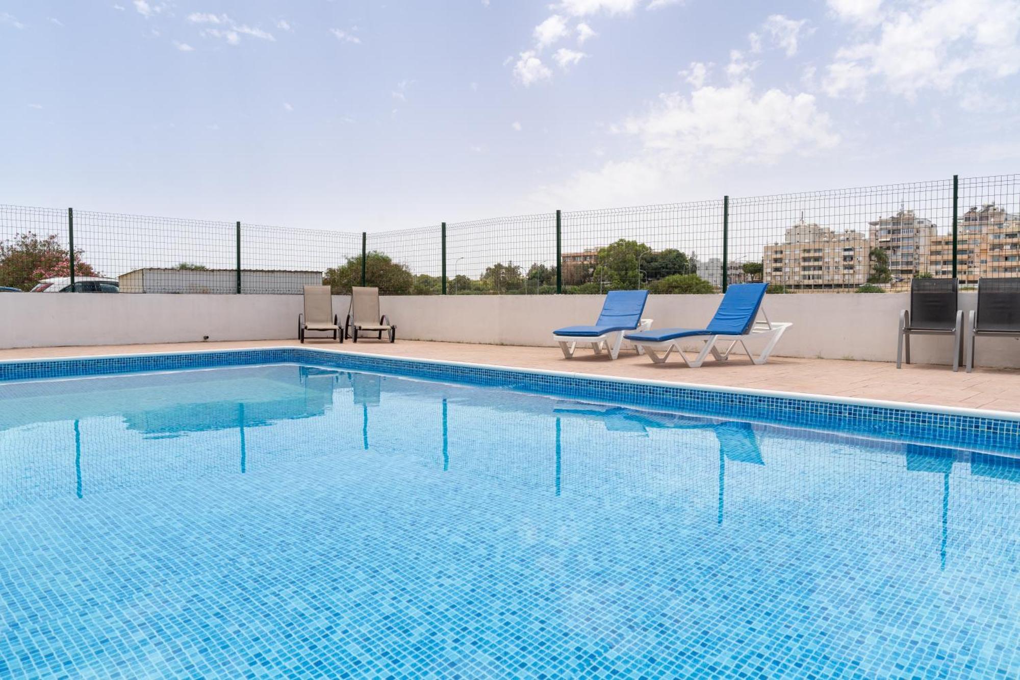 Blu Mackenzie 1 Bdr Flat With Pool Larnaka
