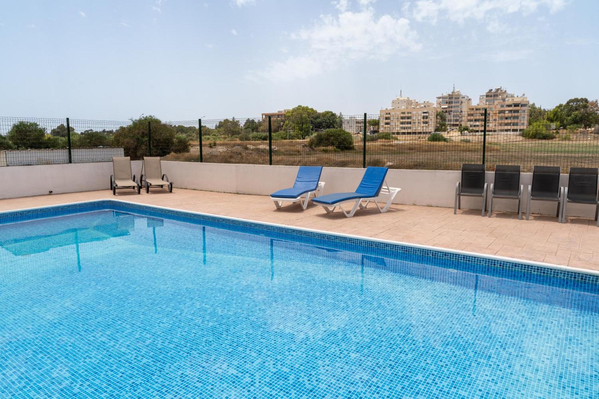 Blu Mackenzie 1 Bdr Flat With Pool