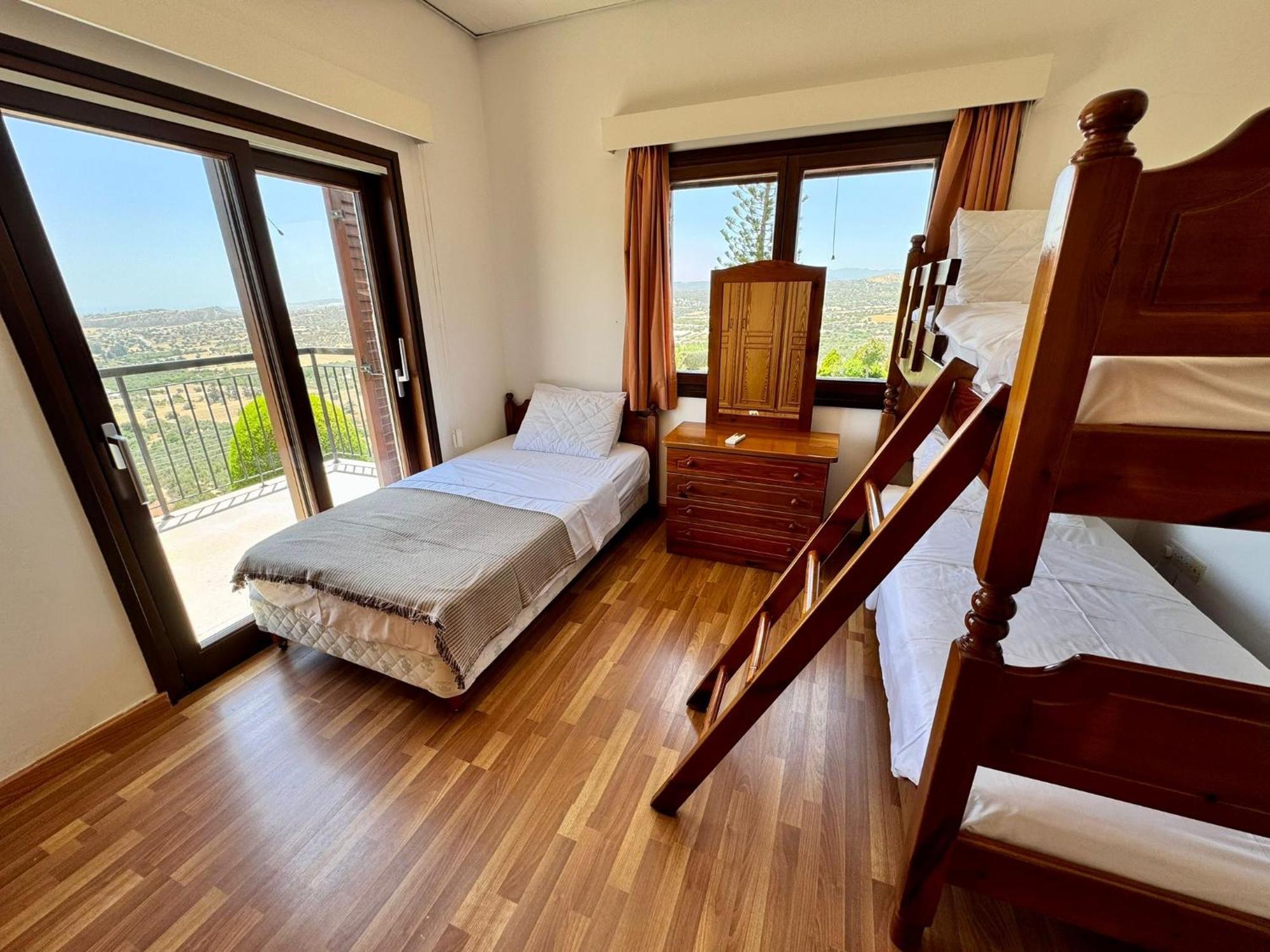 Mountain View 6 Bed Mansion With Private Padel Court, Pool & Gym * Lárnaca