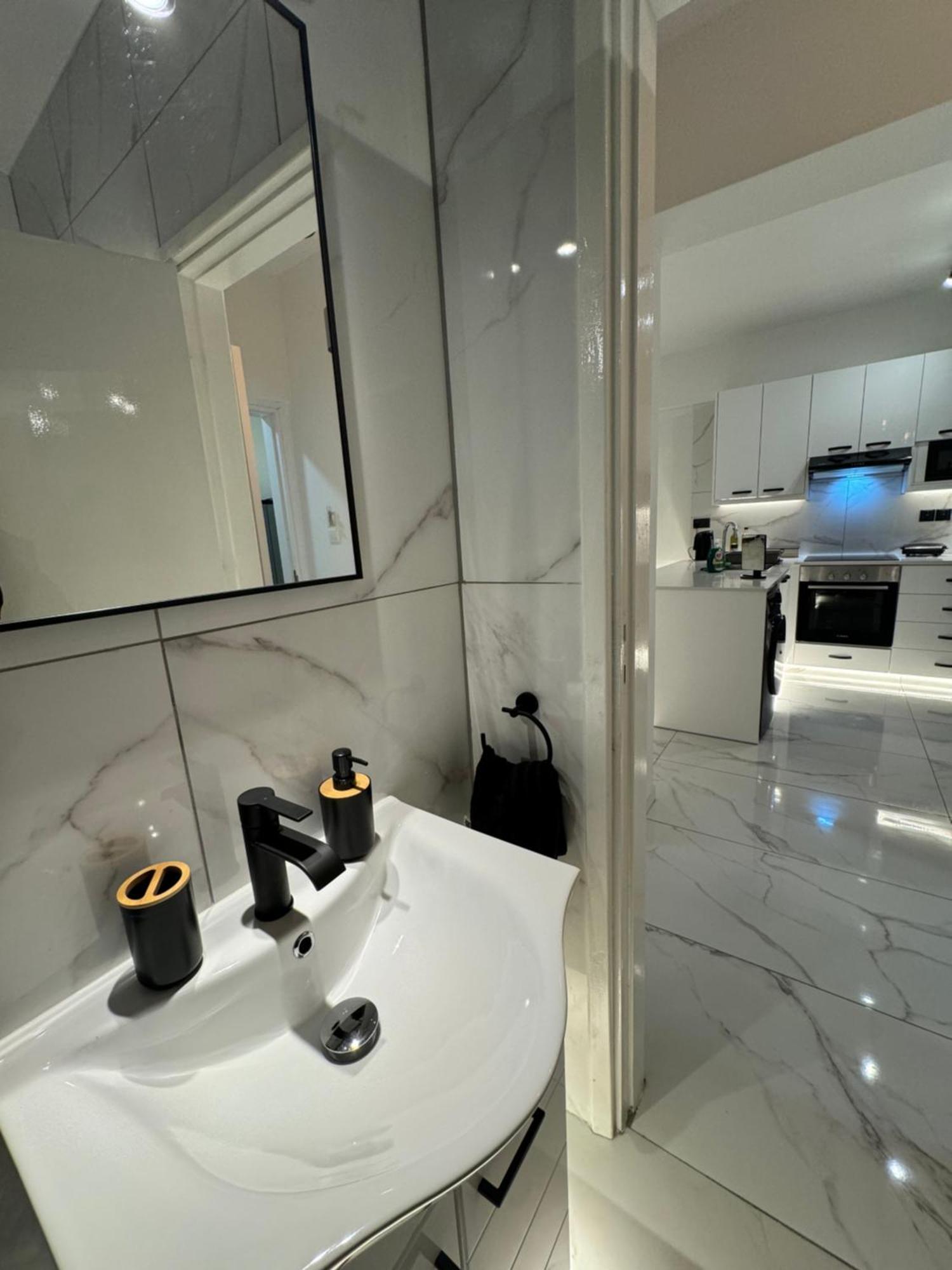 Spacious 1 Bedroom Flat In Foinikoudes! Larnaca