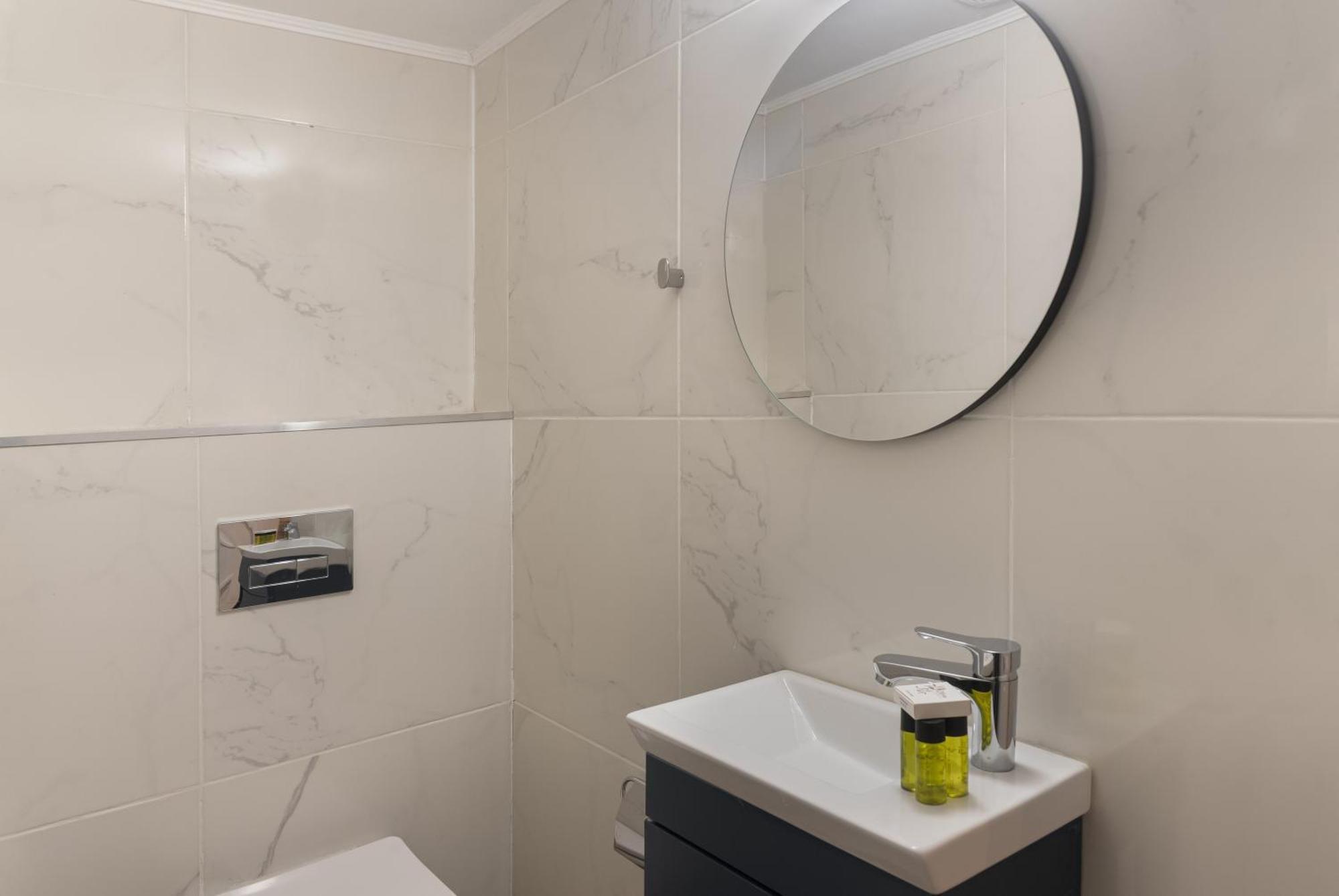 Phaedrus Living Breeze Residences Grace Apartment *