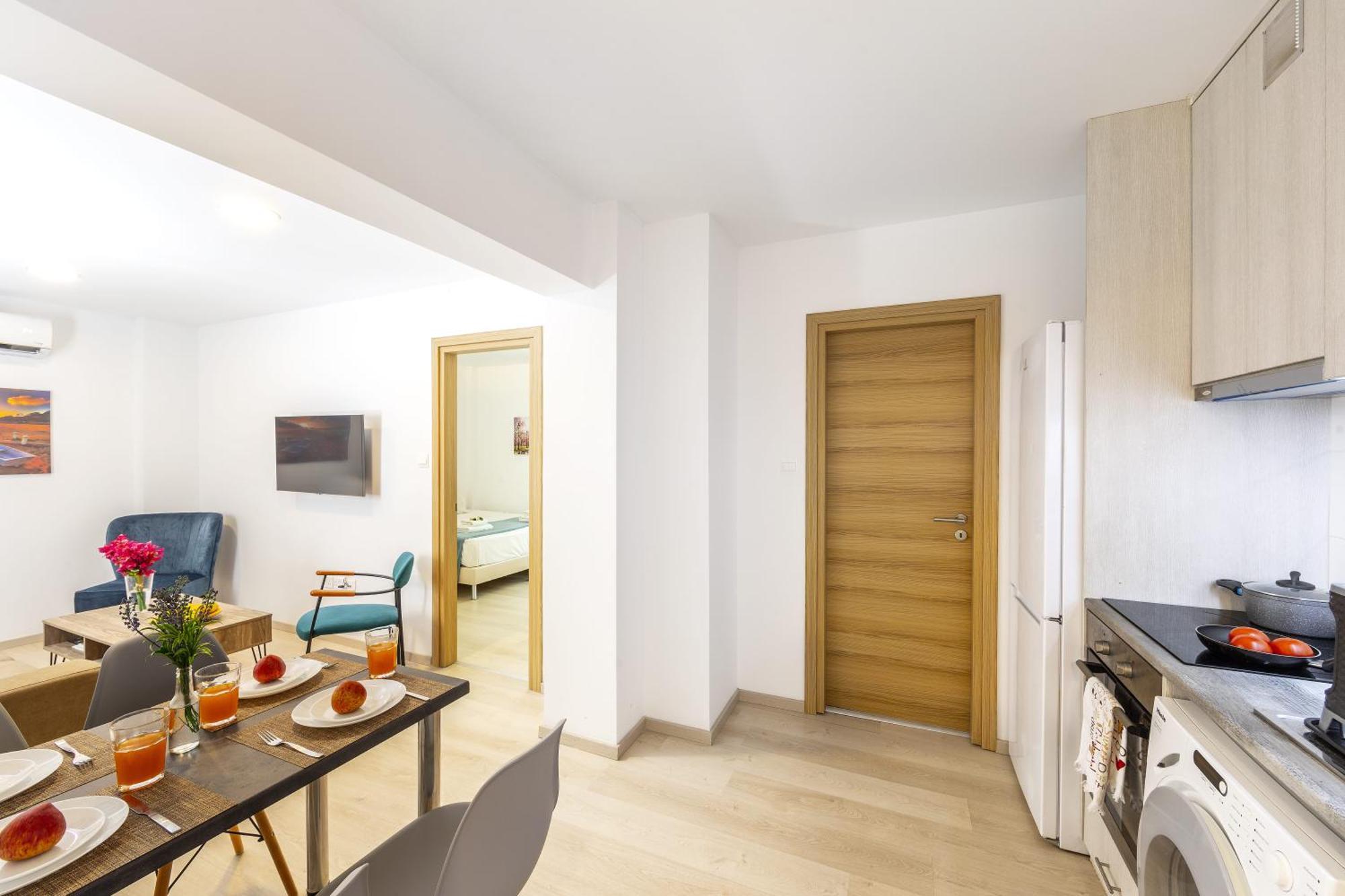 C-premium Apts 100m From And Centre *