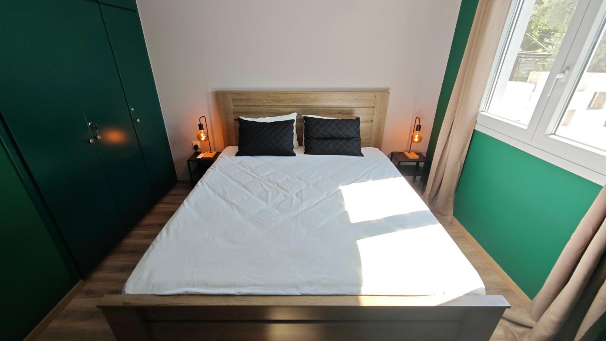 Modern 1br House With Garden Near & Airport Apartment *