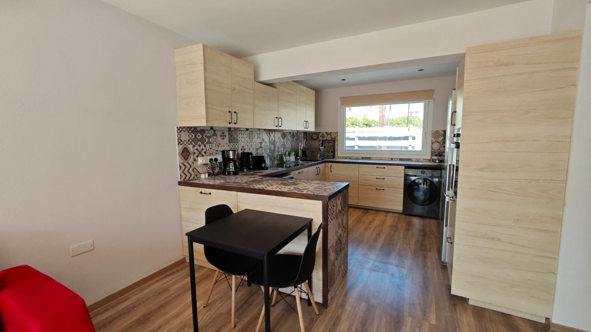 Modern 1br House With Garden Near & Airport Apartment