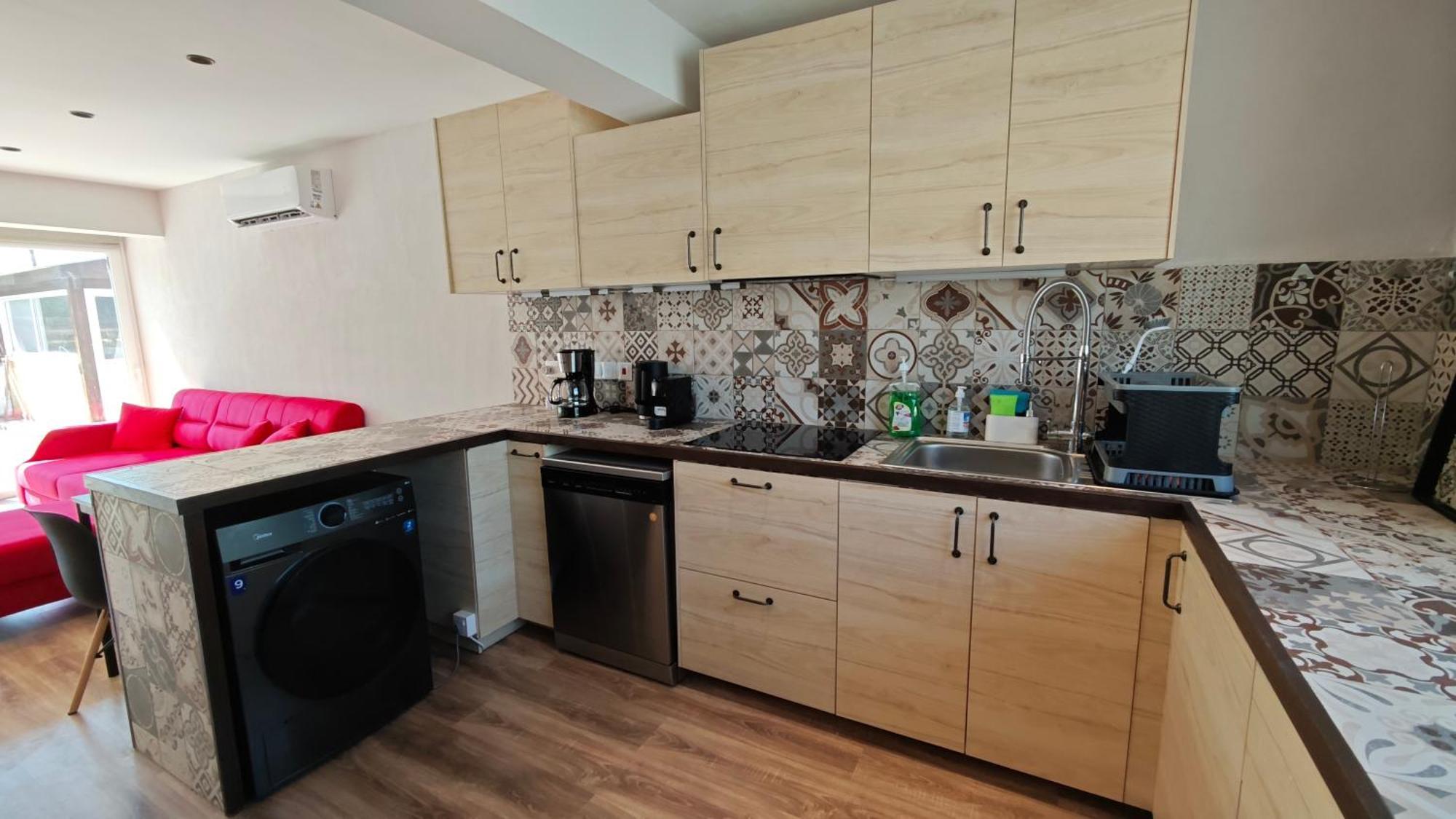 Modern 1br House With Garden Near & Airport