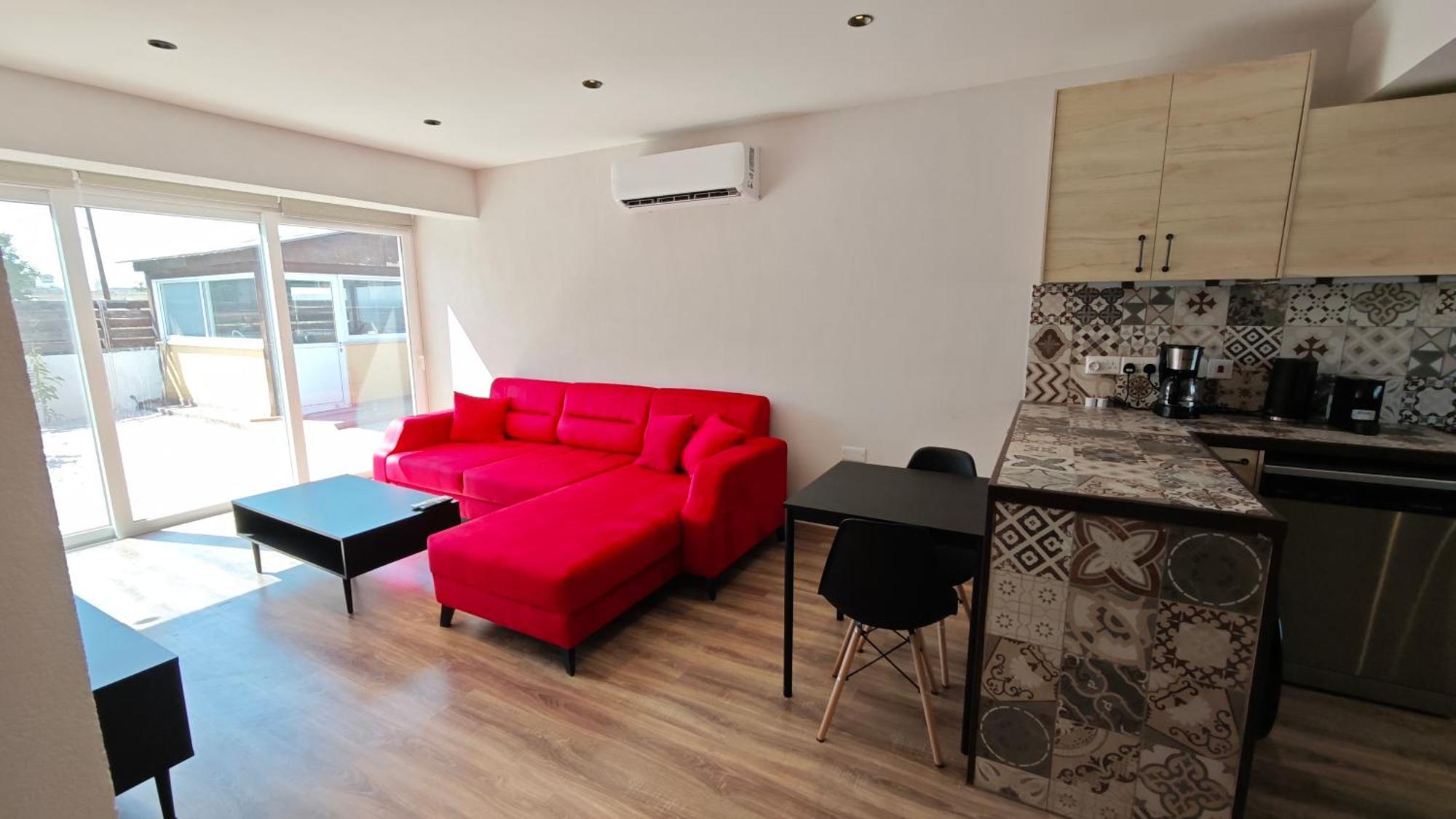 Modern 1br House With Garden Near & Airport Apartment