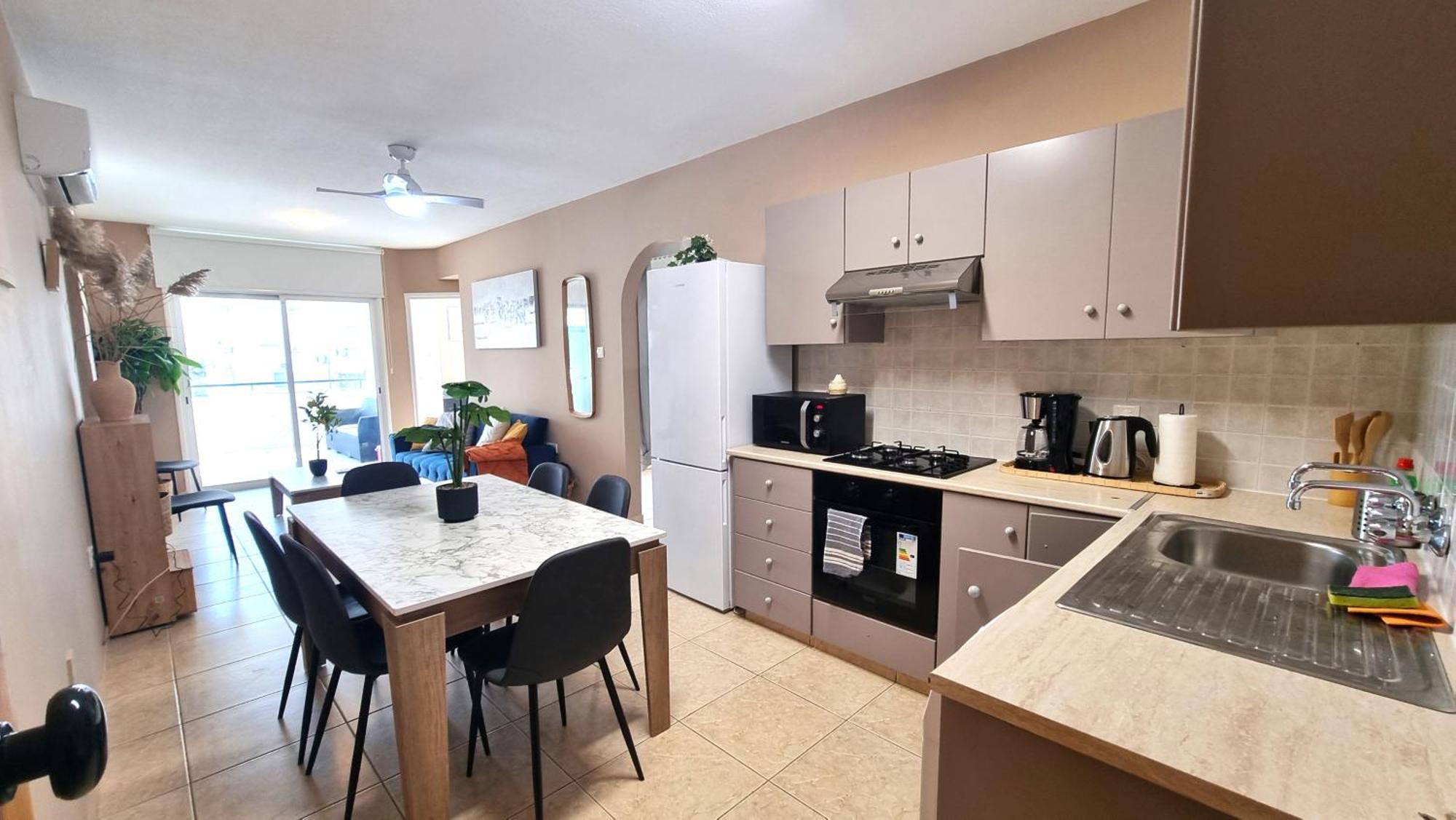 5 Min Walk To Beach, Perfect Seaside Escape 3br Shared Homestay Larnaca