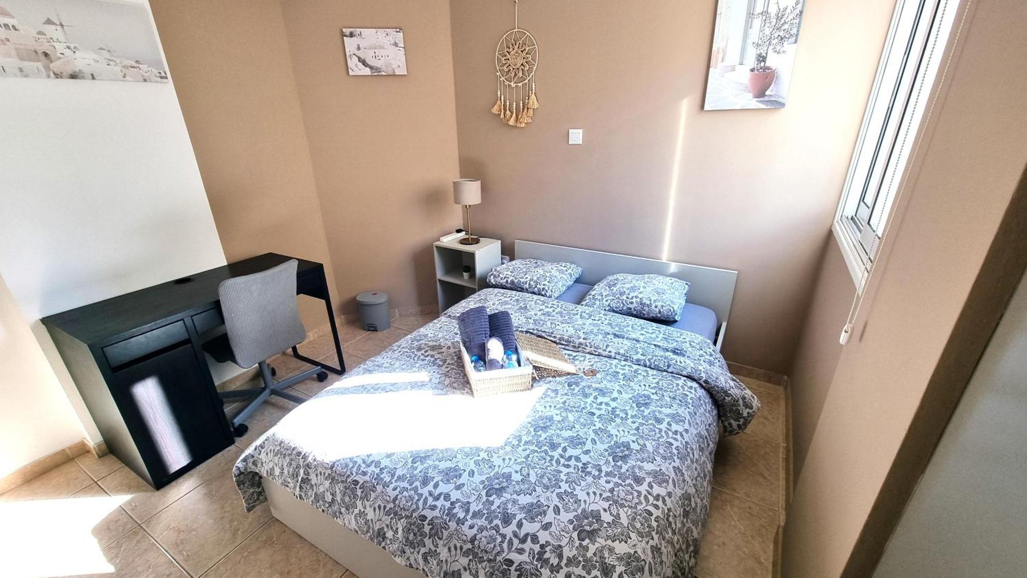 5 Min Walk To Beach, Perfect Seaside Escape 3br Shared * Larnaca