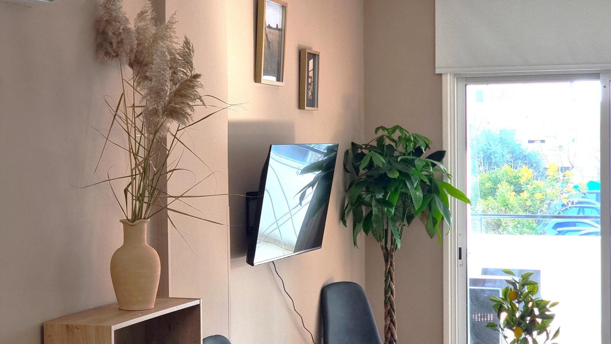 5 Min Walk To Beach, Perfect Seaside Escape 3br Shared Homestay *