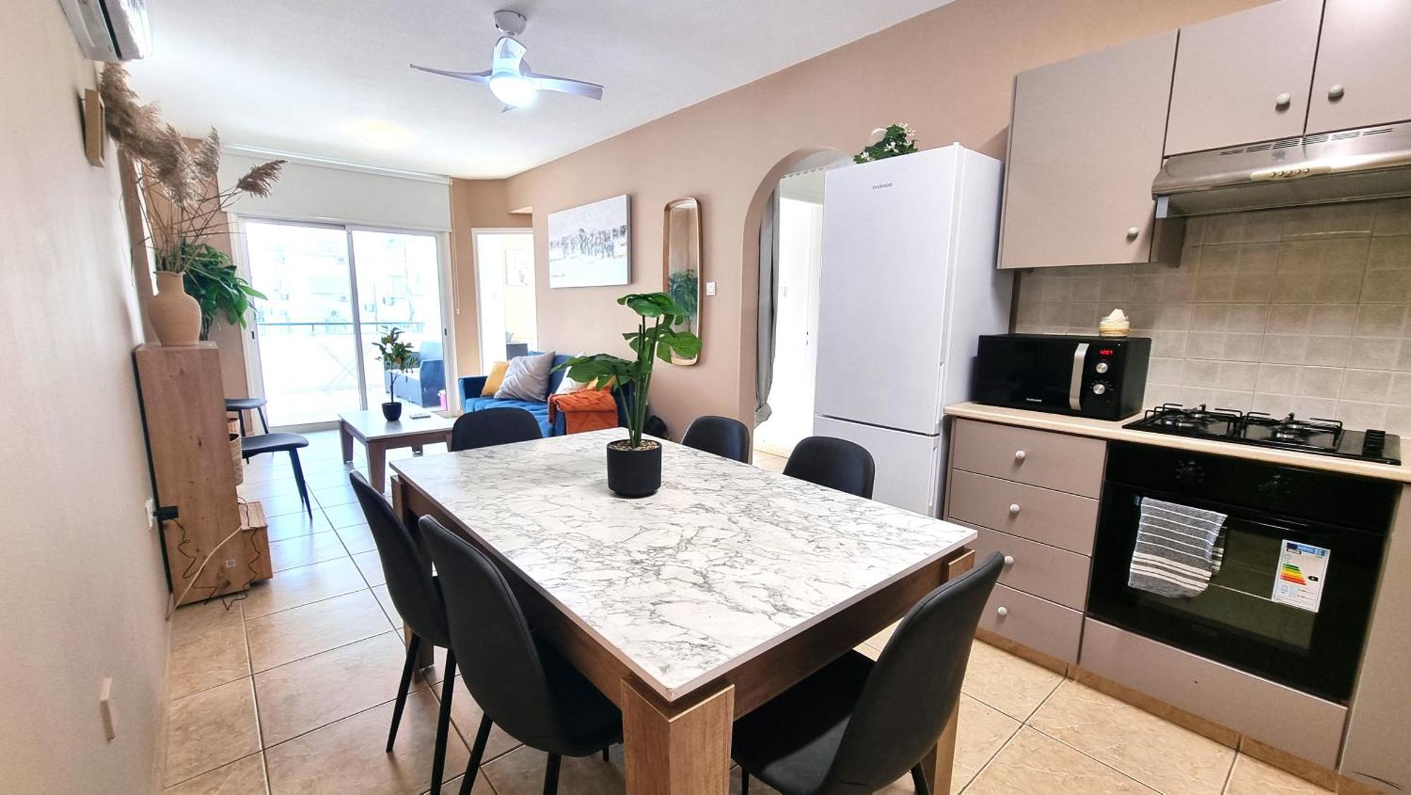 5 Min Walk To Beach, Perfect Seaside Escape 3br Shared Homestay *