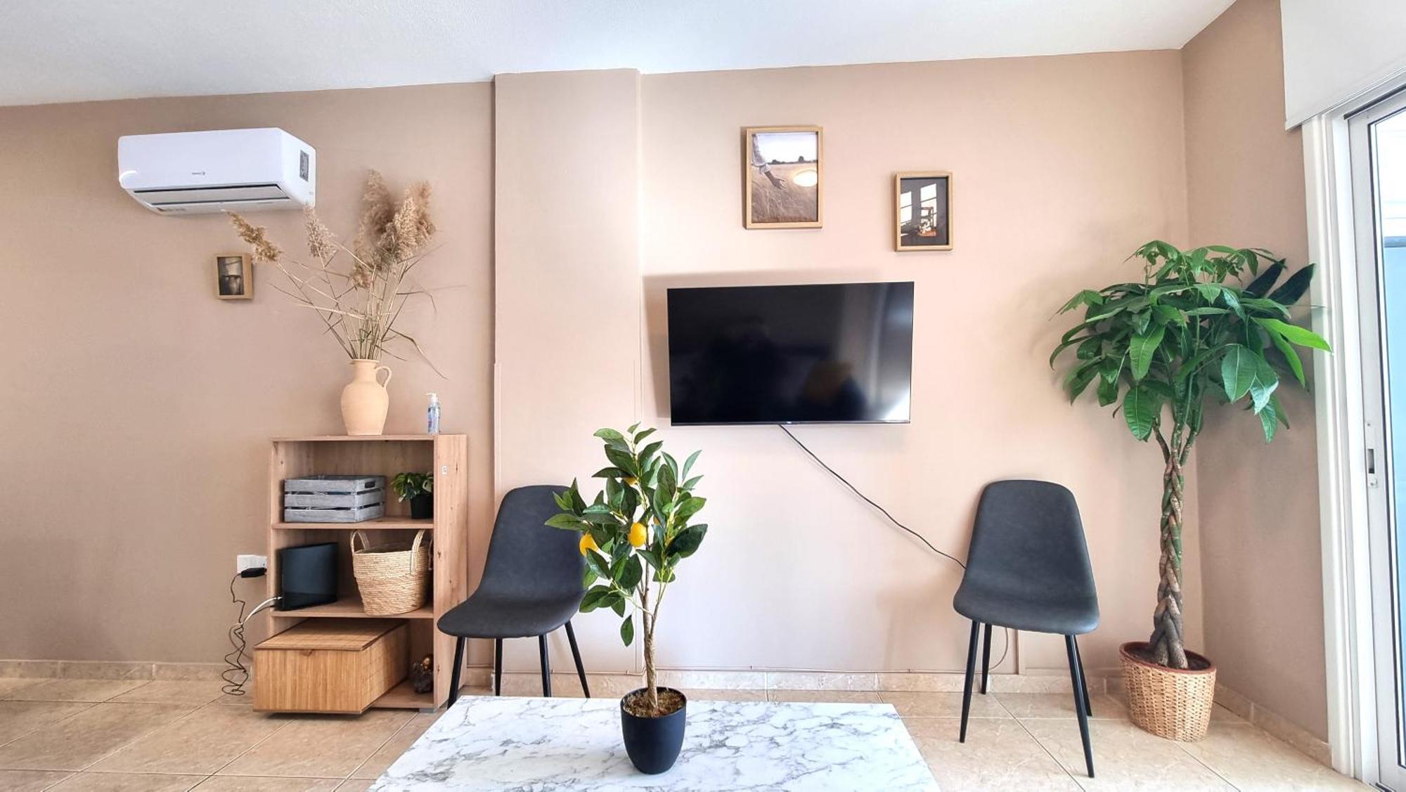 Homestay 5 Min Walk To Beach, Perfect Seaside Escape 3br Shared Larnaca