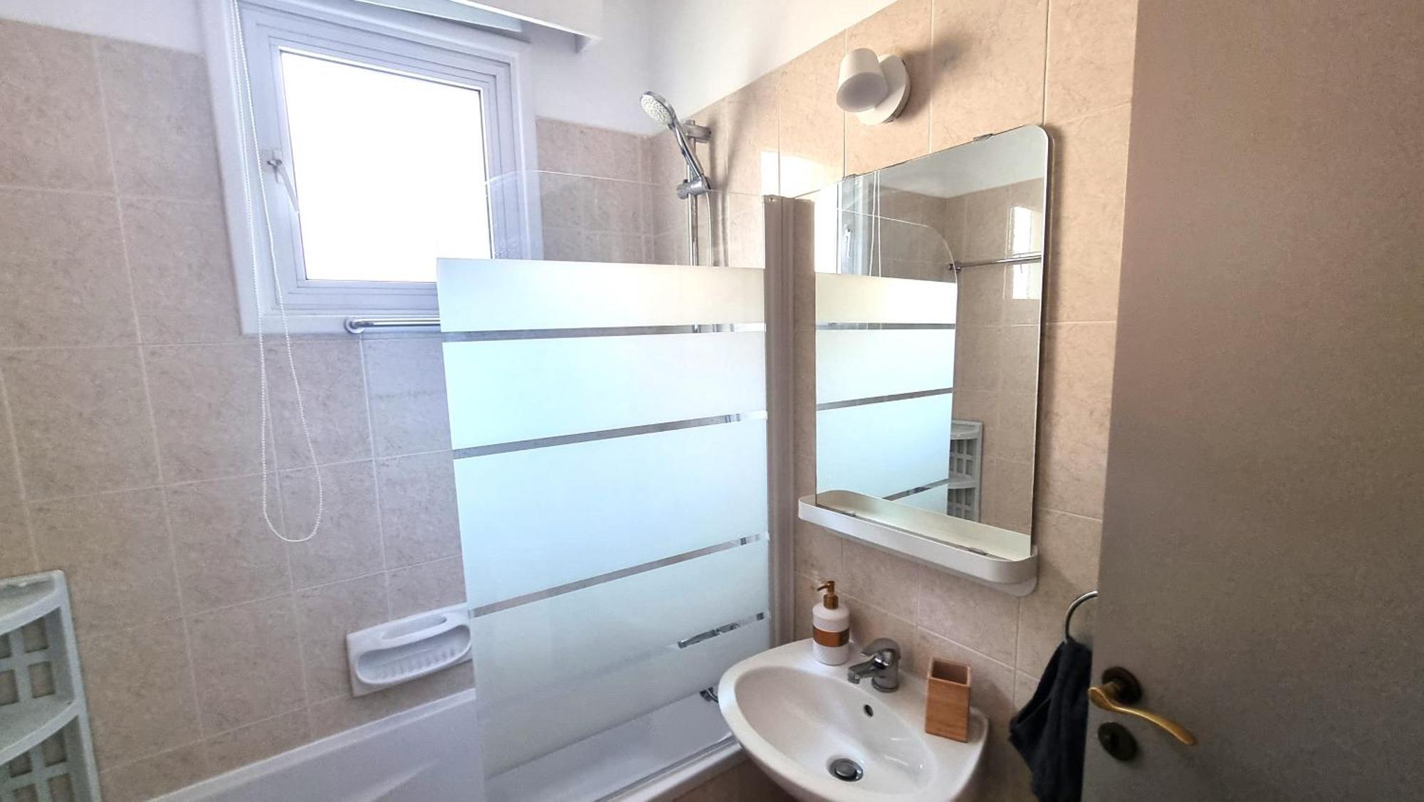 5 Min Walk To Beach, Perfect Seaside Escape 3br Shared Homestay *