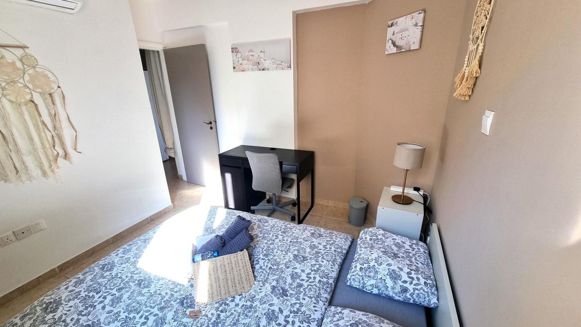 5 Min Walk To Beach, Perfect Seaside Escape 3br Shared Homestay Larnaca