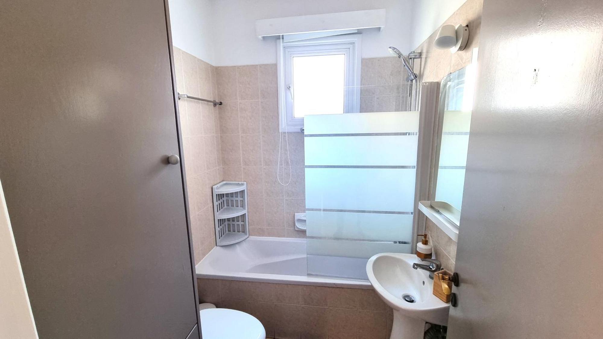 Homestay 5 Min Walk To Beach, Perfect Seaside Escape 3br Shared Larnaca