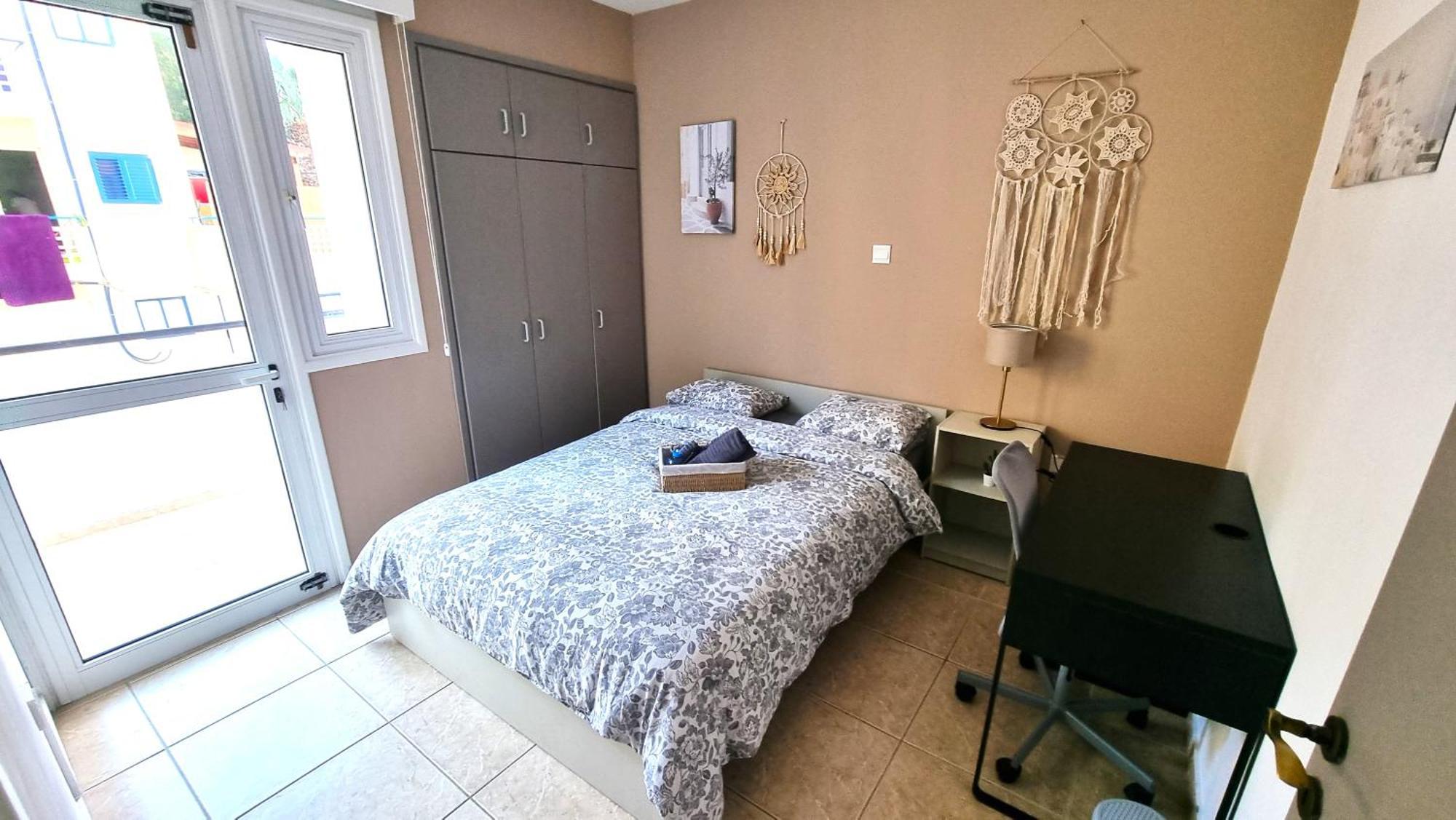 5 Min Walk To Beach, Perfect Seaside Escape 3br Shared Larnaca