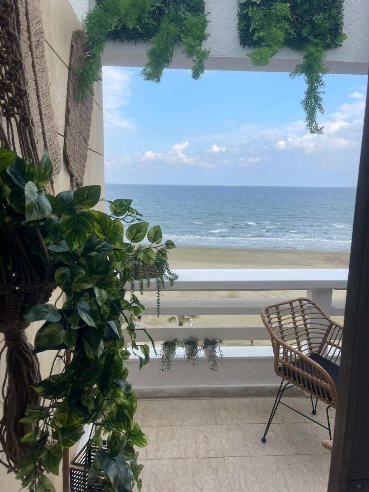 Lazuli Sea View Beachfront Ap 253 Larnaca