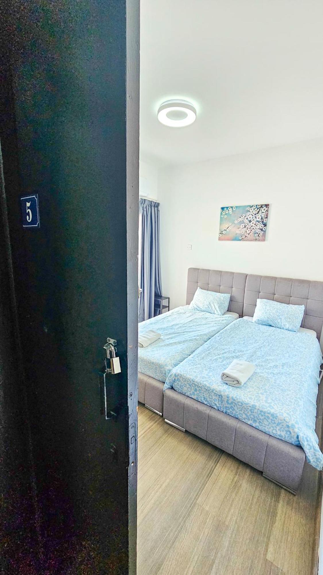 Downtown Rooms, 200m From Marina Larnaca