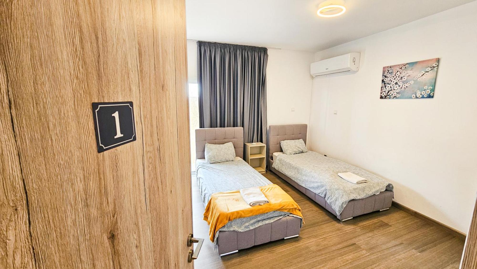 Downtown Rooms, 200m From Marina Apartment Larnaca
