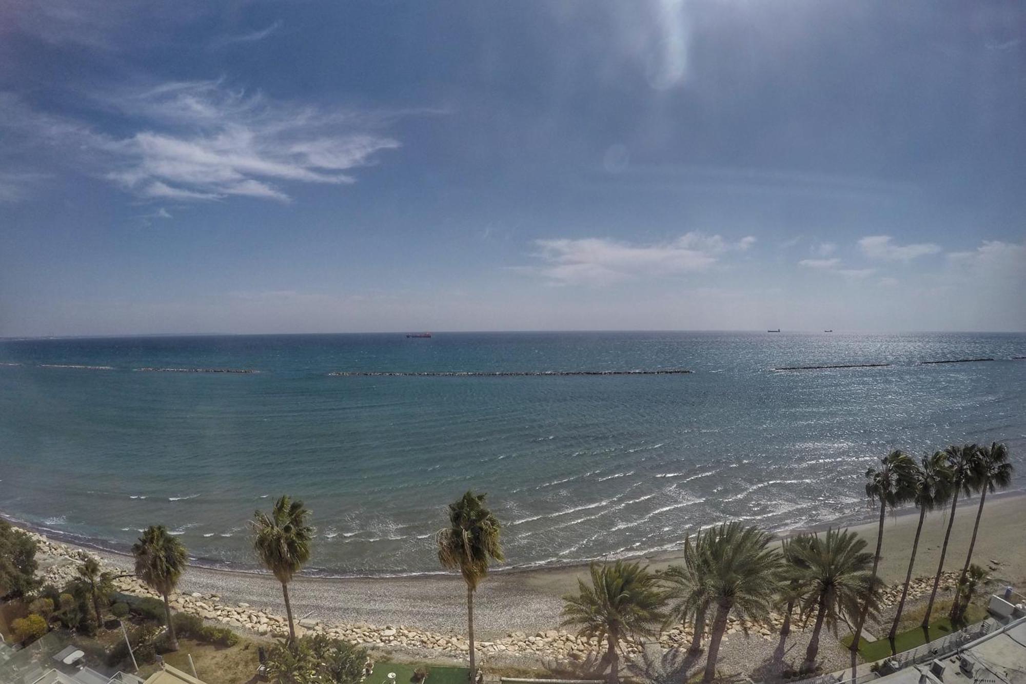 Stunning Top-floor Beachfront * Larnaca