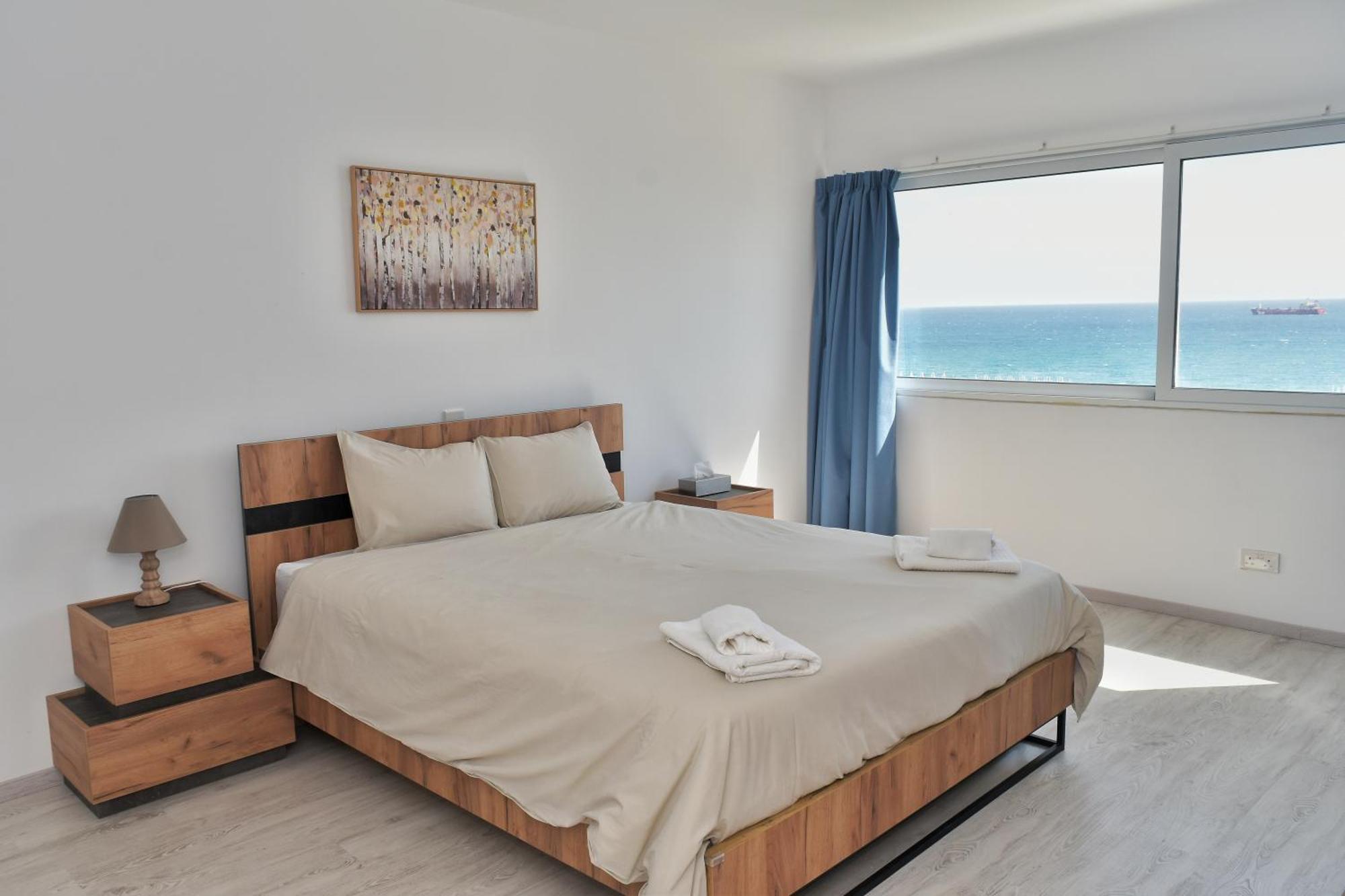 Stunning Top-floor Beachfront Apartment *