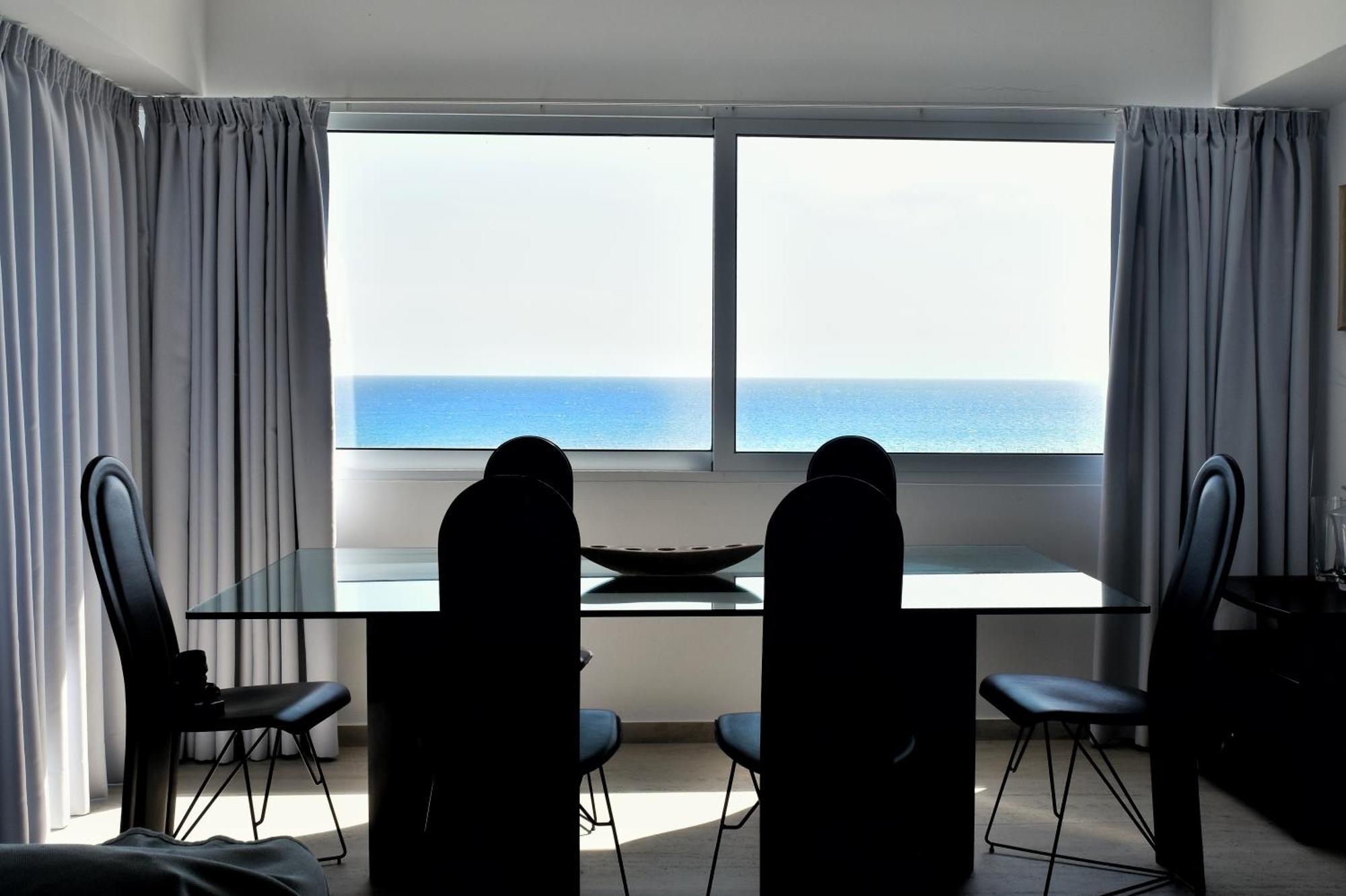 Apartment Stunning Top-floor Beachfront Larnaca