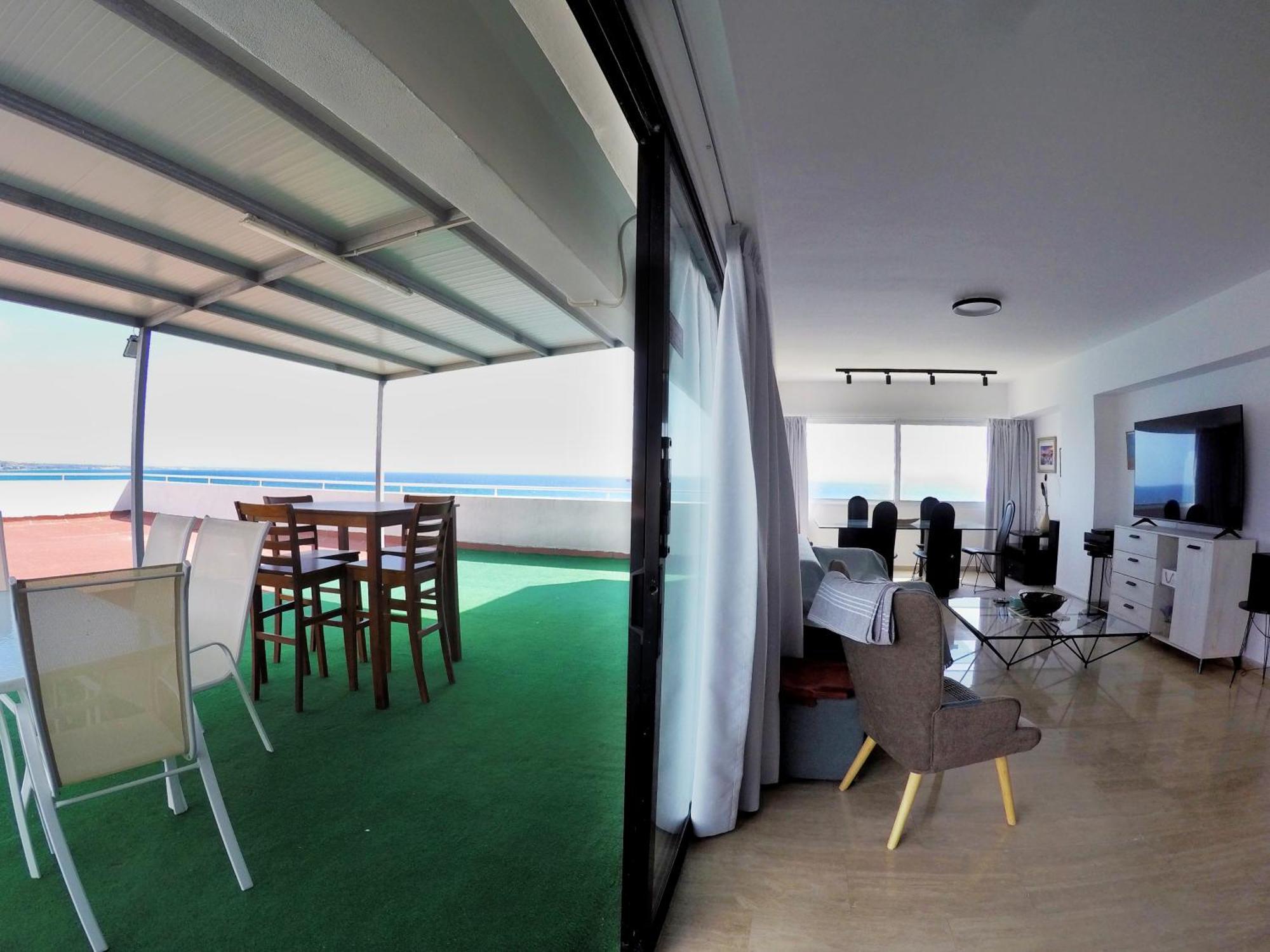 Stunning Top-floor Beachfront Apartment *