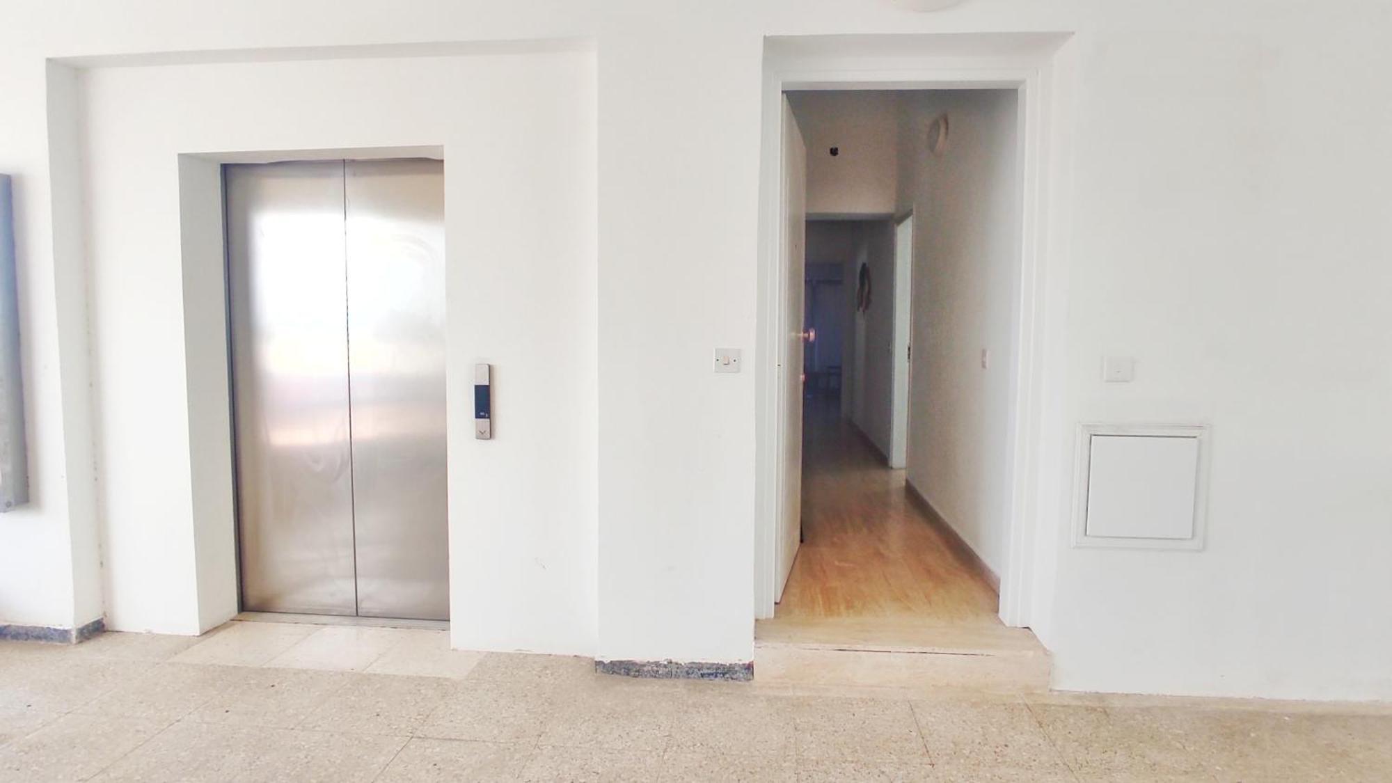 Stunning Top-floor Beachfront Apartment *