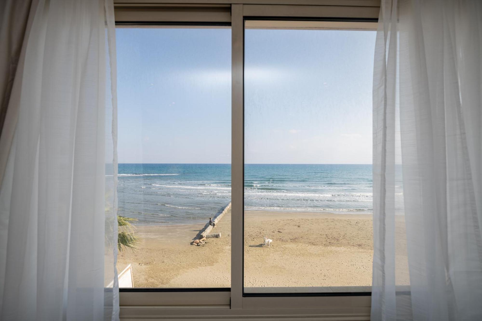 Quattro Beachfront Sea View Ap 4 Lárnaca