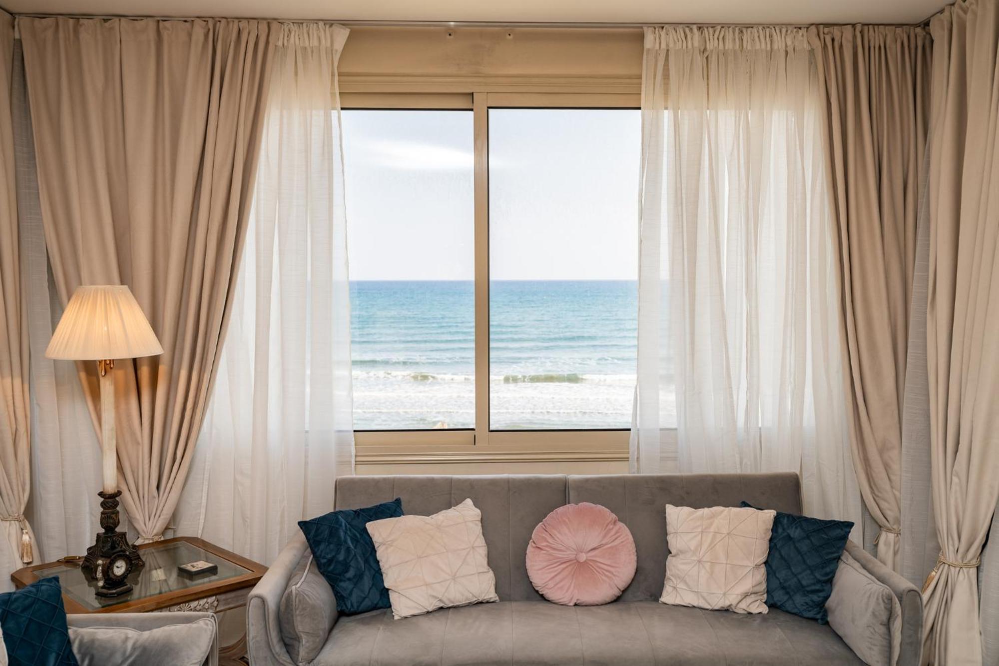 Quattro Beachfront Sea View Ap 4