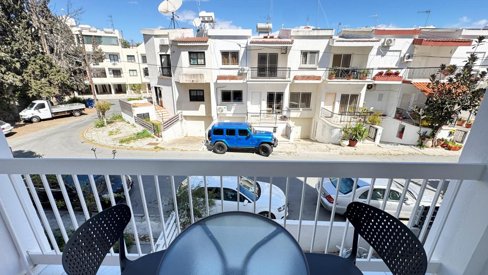 Luxury 2 Bedroom Center Apartment *