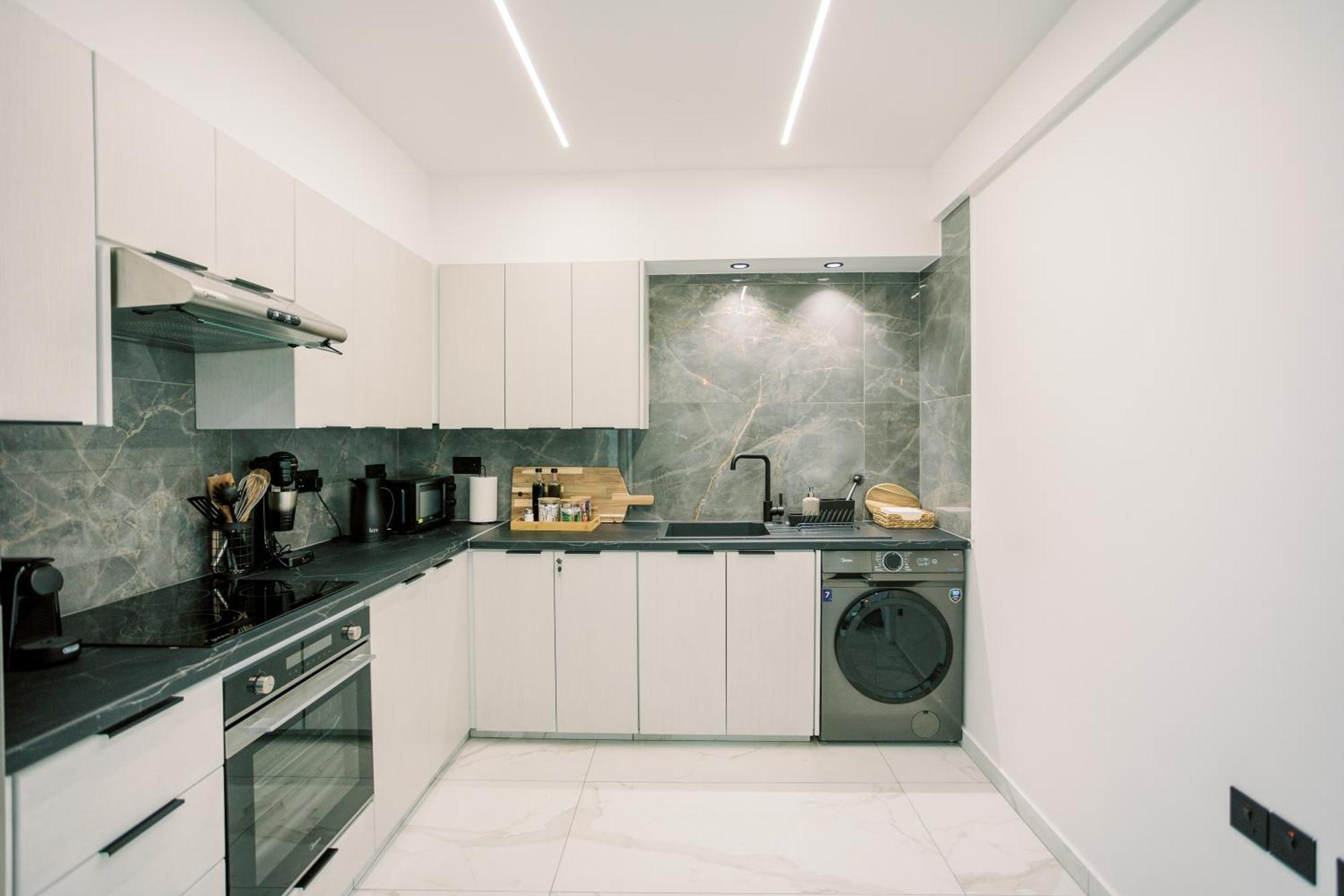 2br Amalfi Blue In - Pool & 10min Walk To Mackenzie Beach!